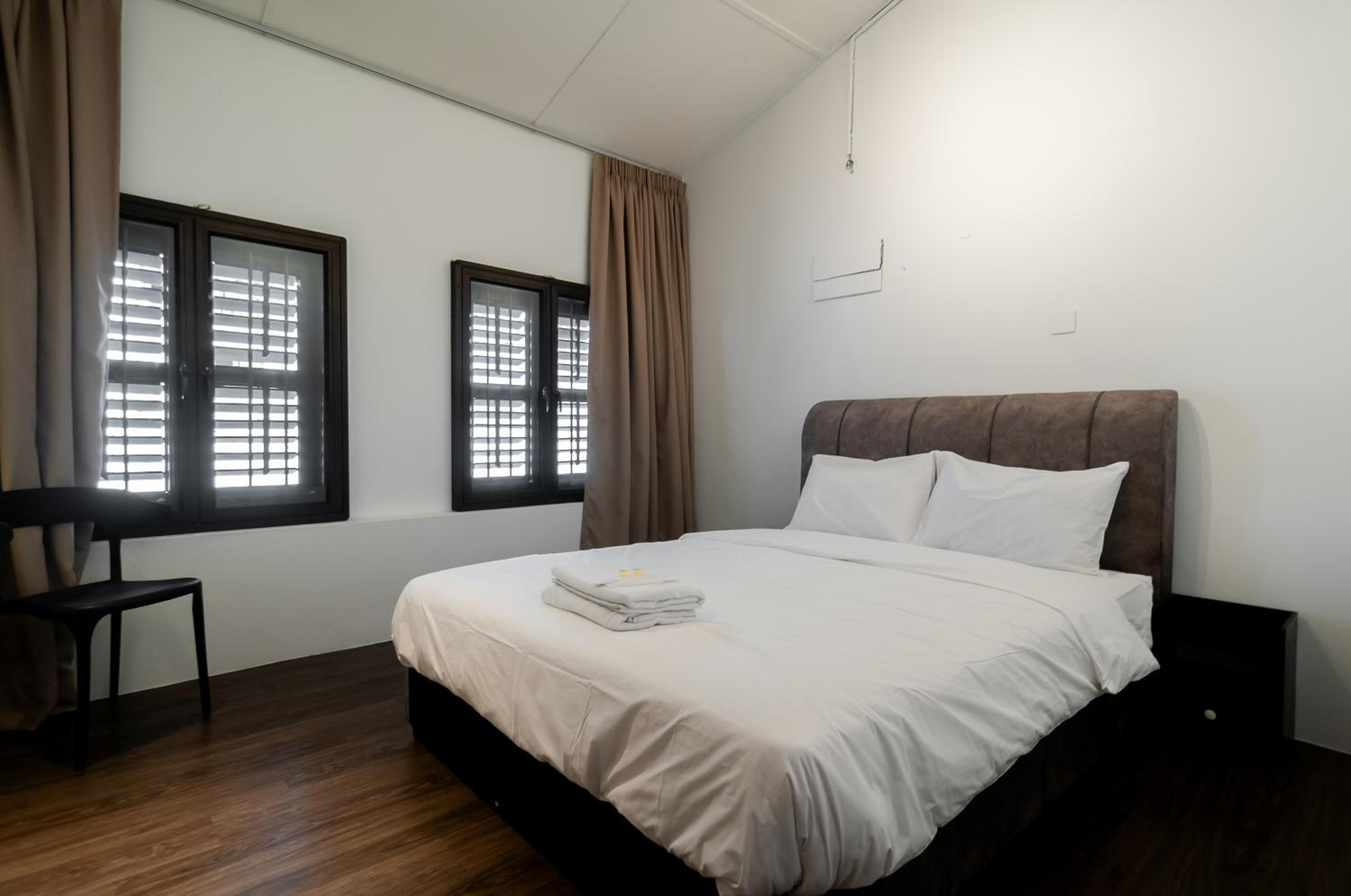 Queen Room with Shared Bathroom photo 1