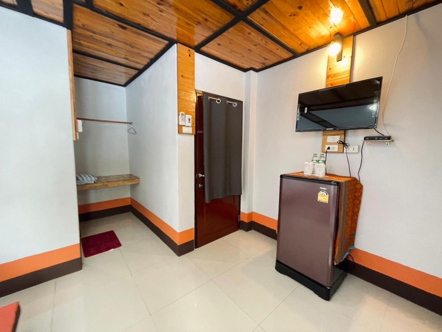 Budget Double Room - Photo 13