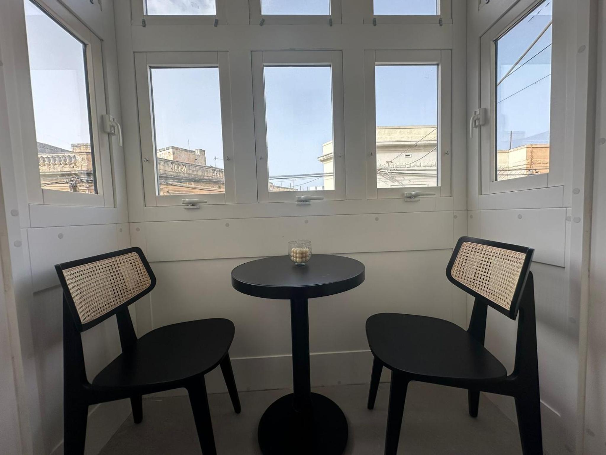 Superior Room with Maltese Balcony and Executive Lounge Access  - Photo 4