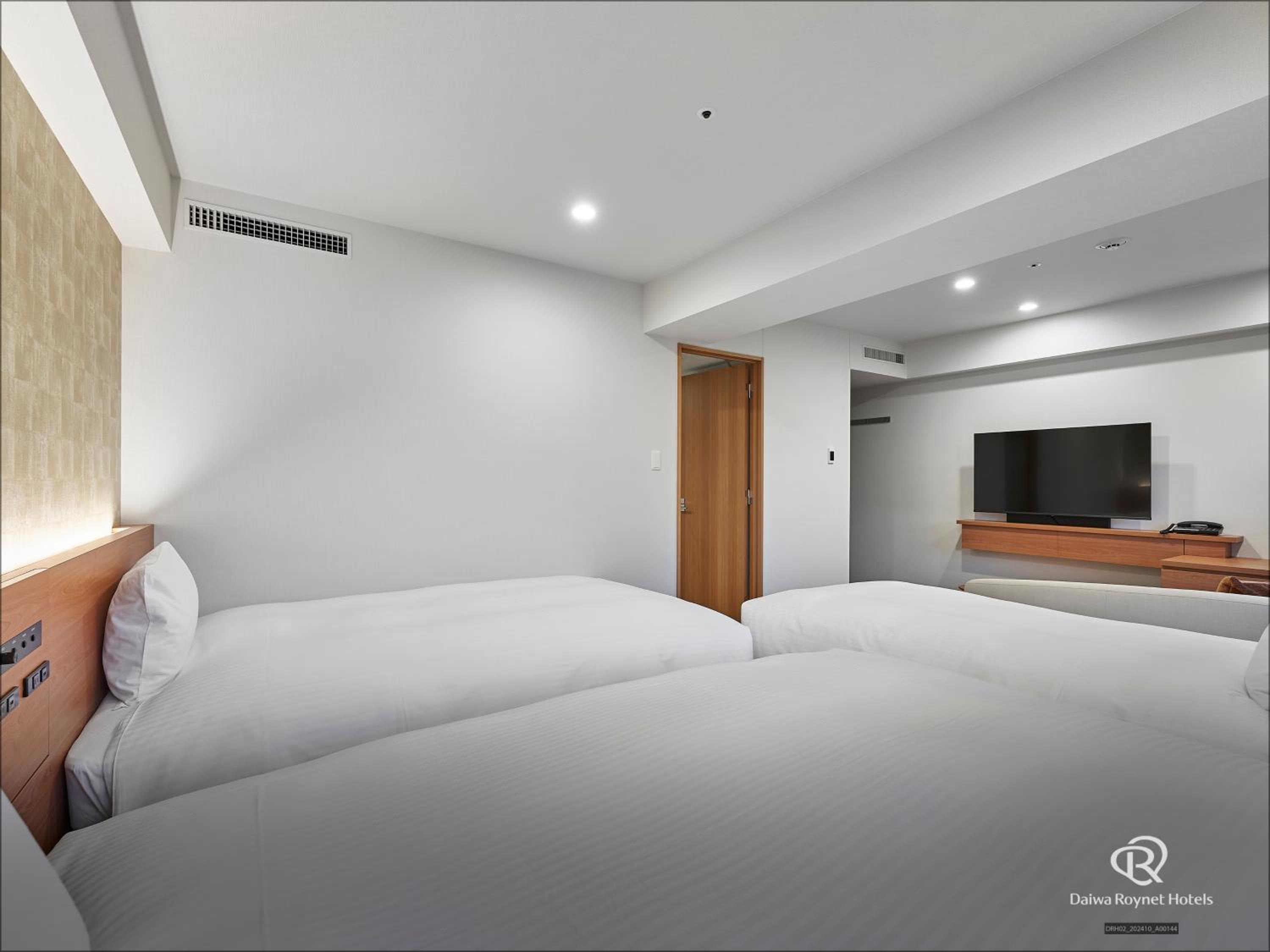 Deluxe Twin Room - Non-Smoking (2 adults) - Photo 3