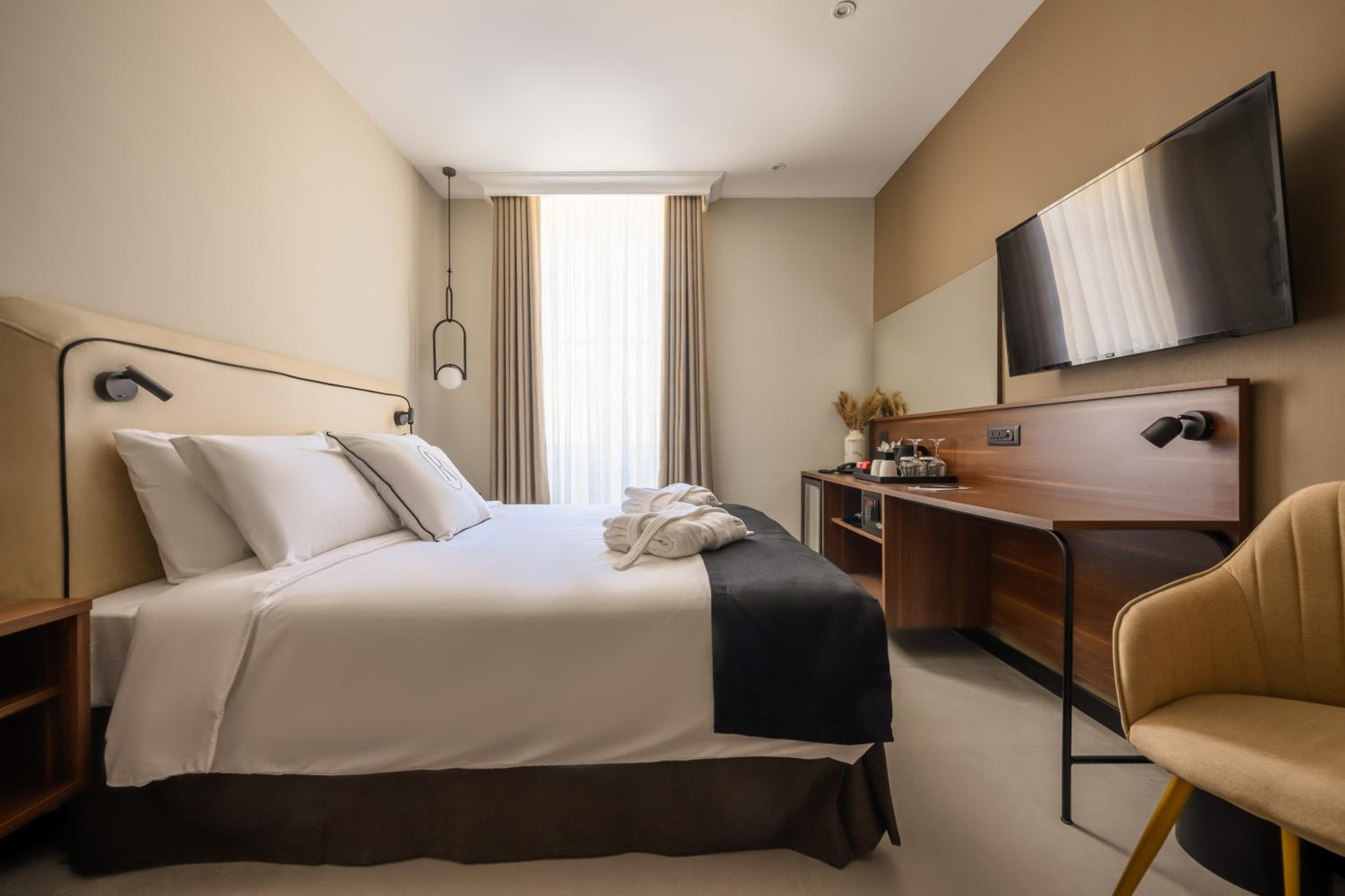Suite With Executive Lounge Access  - Photo 2