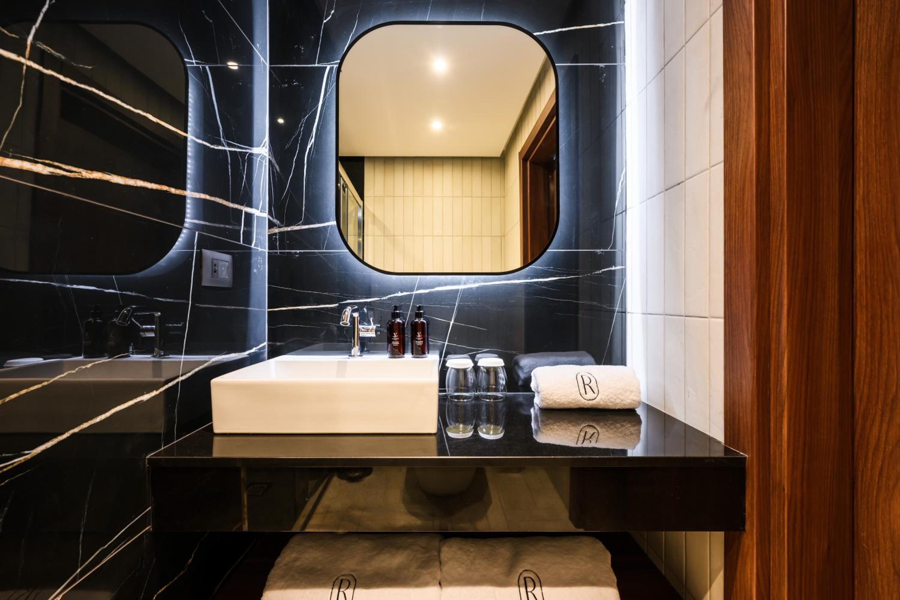 Suite With Executive Lounge Access  - Photo 3
