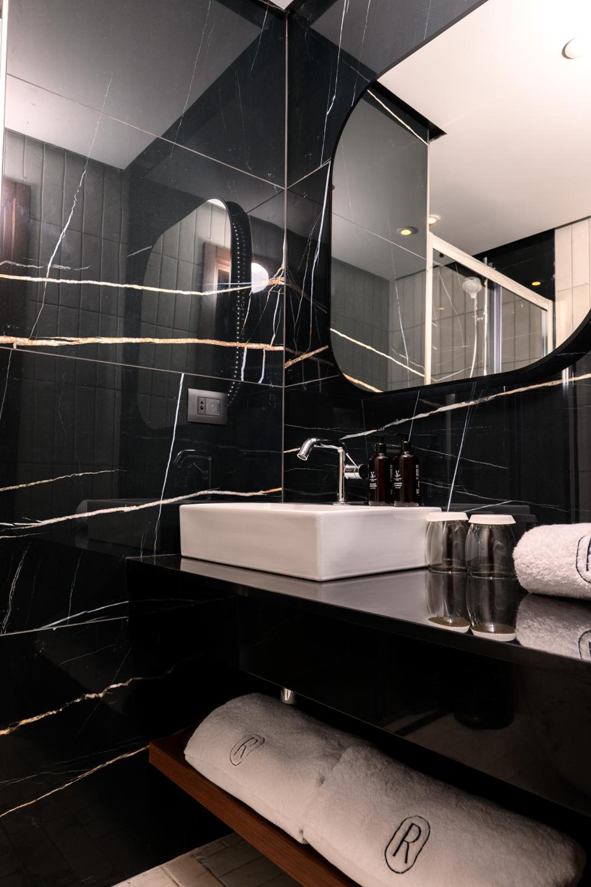 Suite With Executive Lounge Access  - Photo 4
