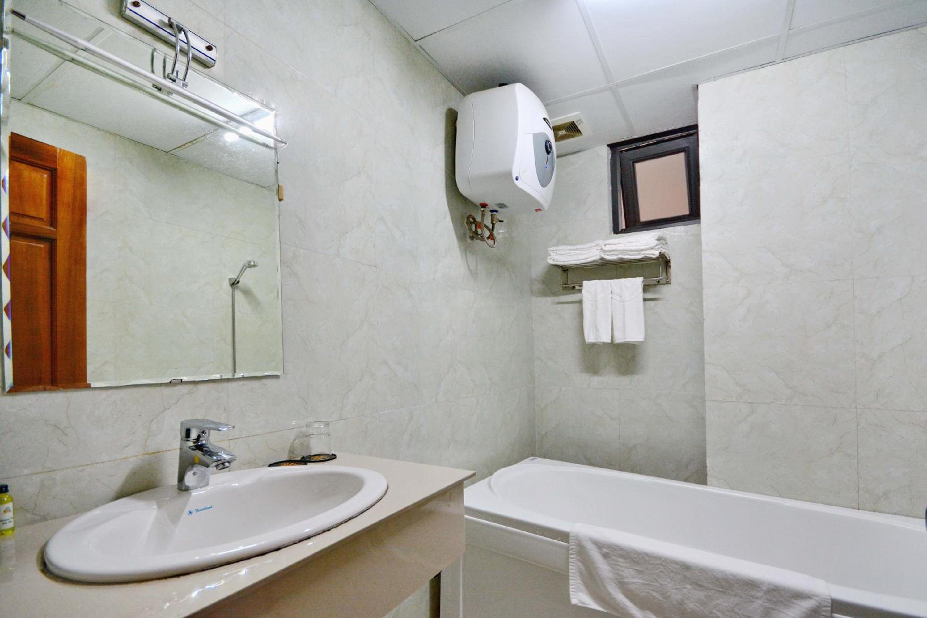 Deluxe Double Room with Balcony - Photo 5