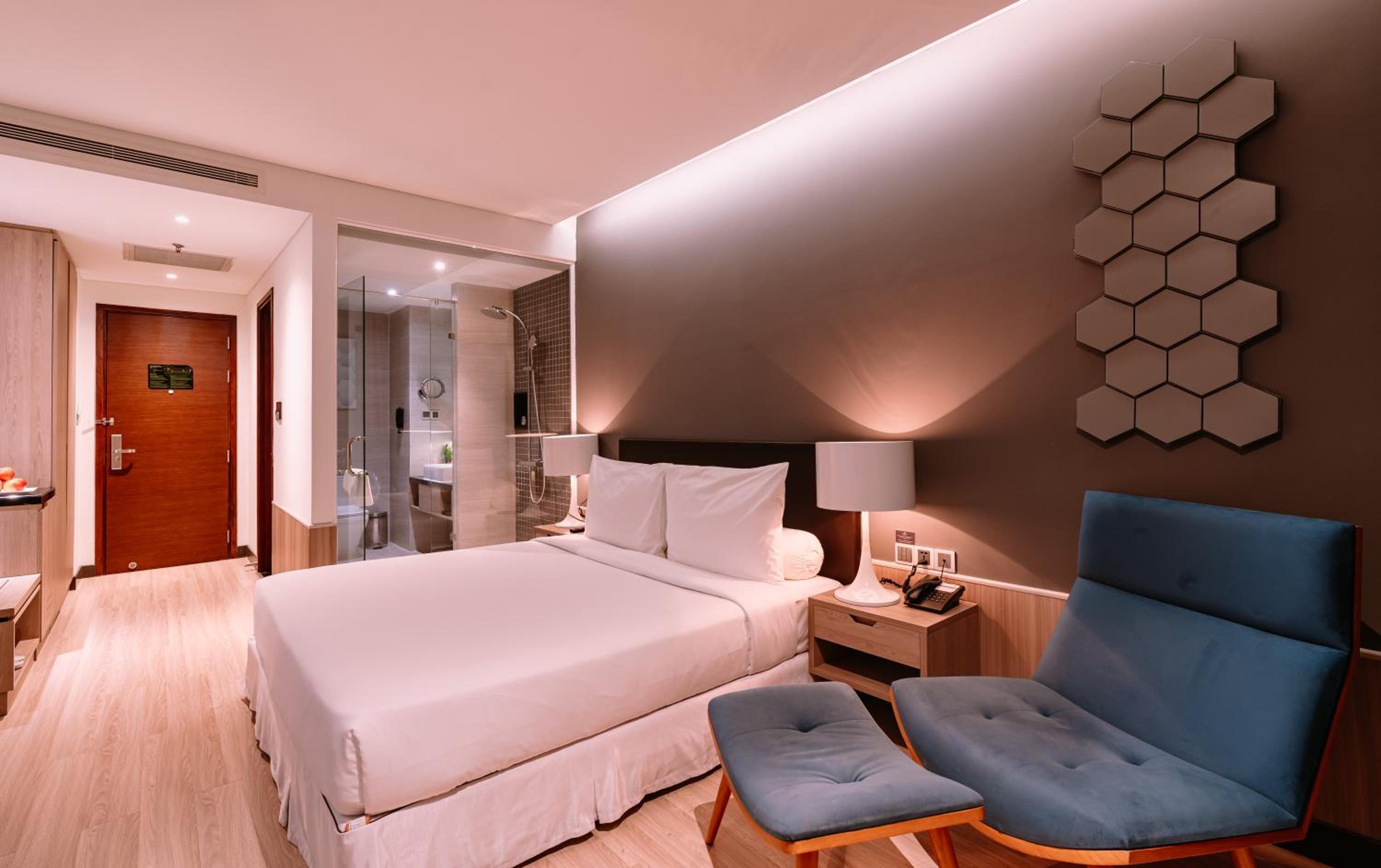 Superior Double Room with Balcony with Free Herbal Foot Bath 15 mins photo 2