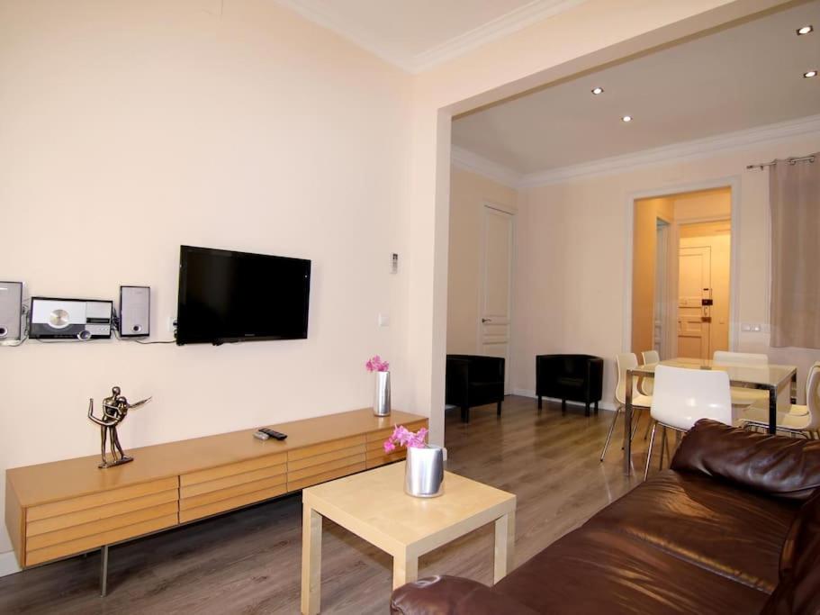 Apartamento de tres habitaciones - Calle Corsega 211