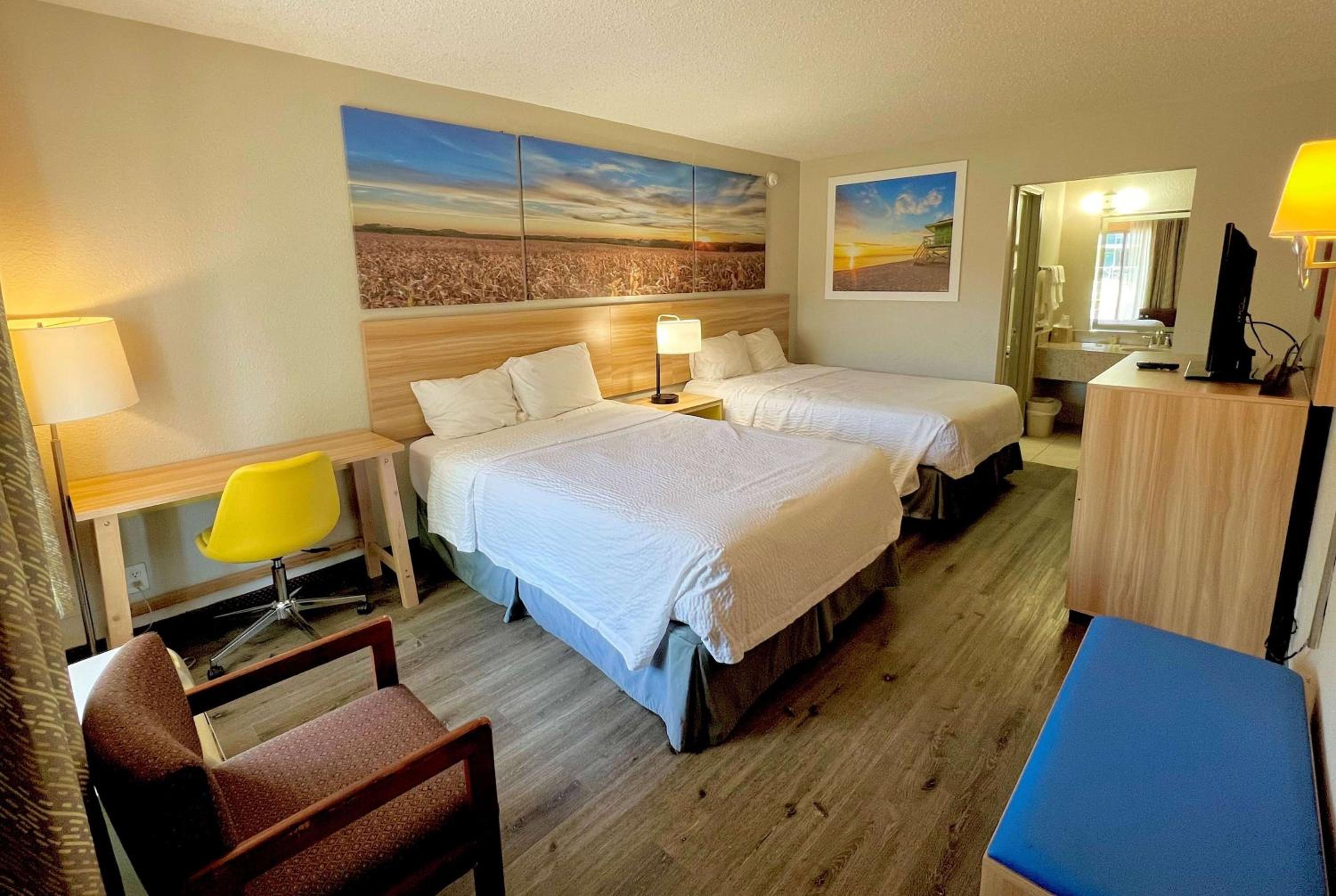 Standard Double Room with Two Double Beds - Smoking - Photo 1