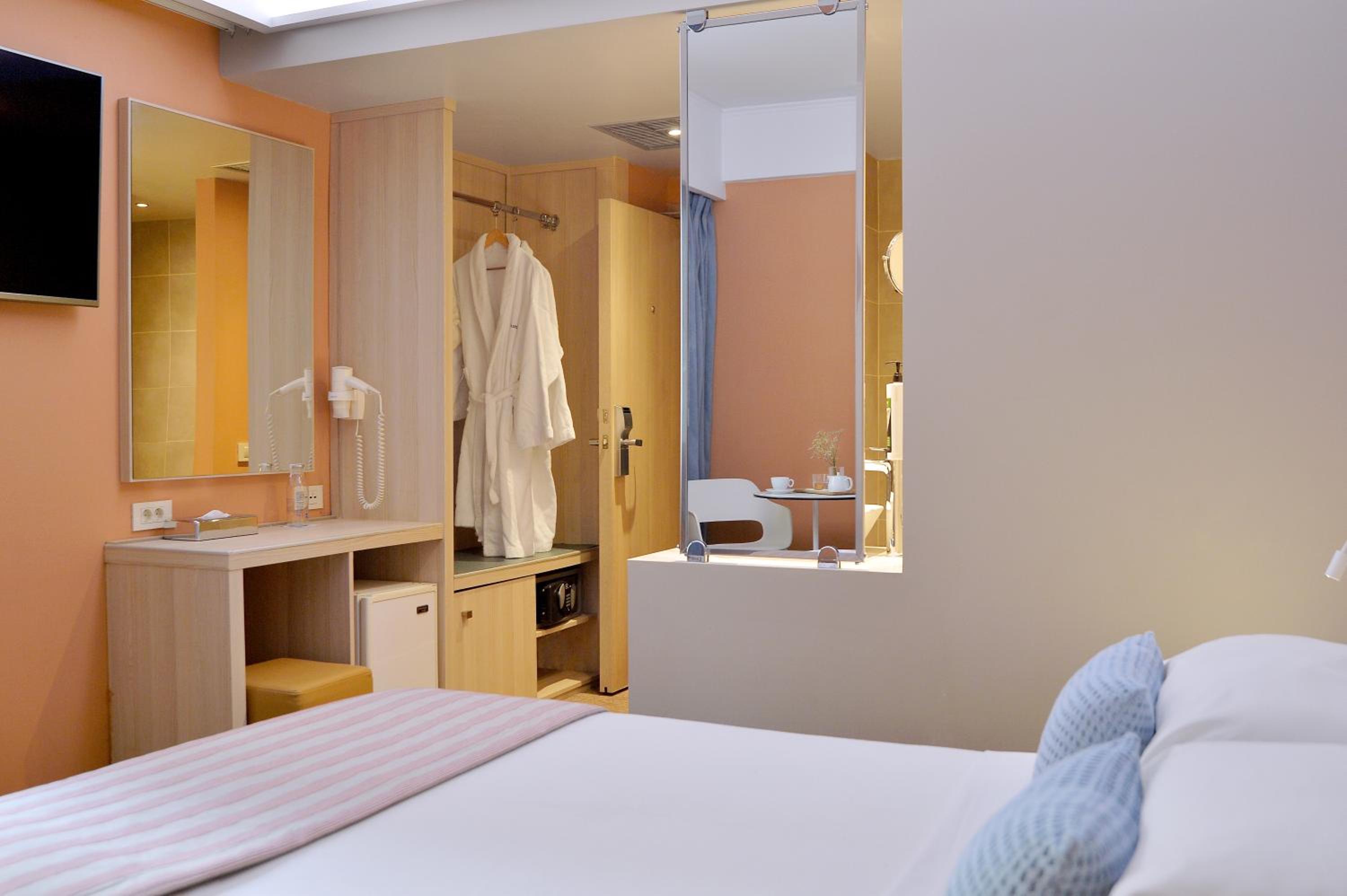 Airotel Guestroom thumbnail 6