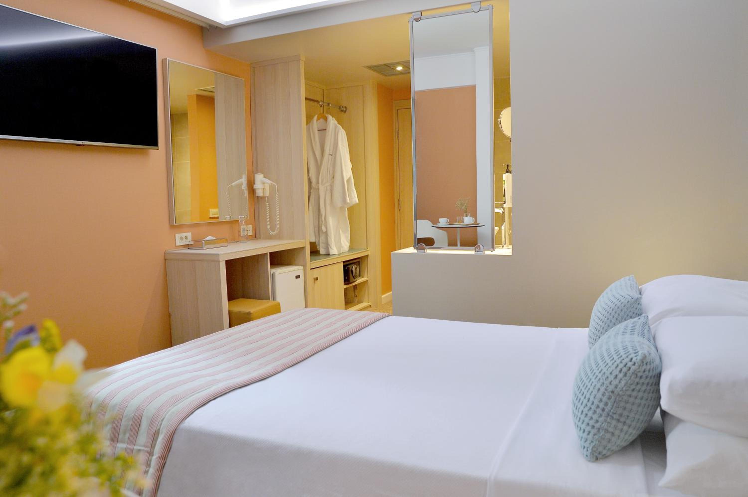 Airotel Guestroom thumbnail 5