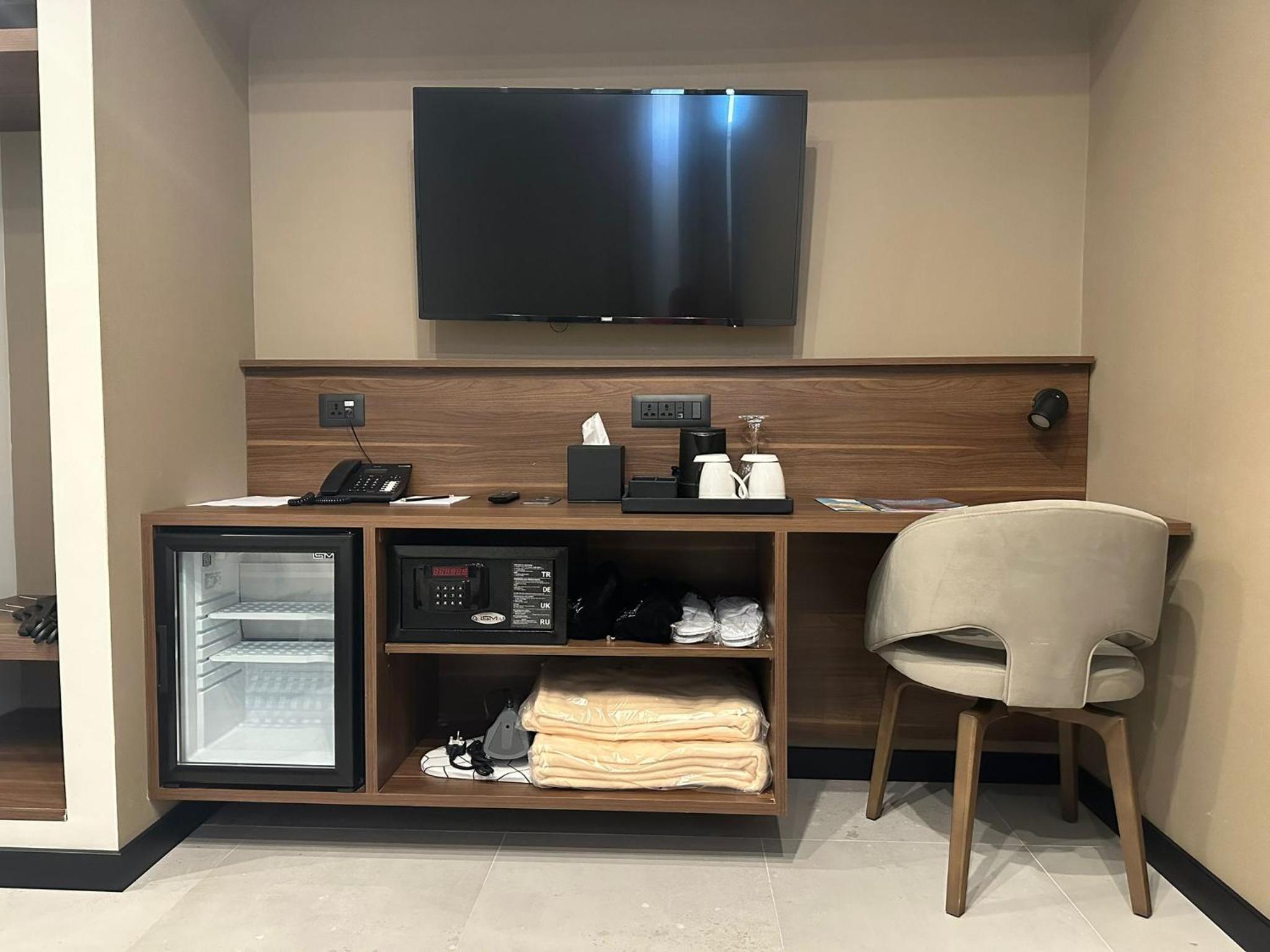 Suite with Balcony and Executive Lounge Access  - Photo 3
