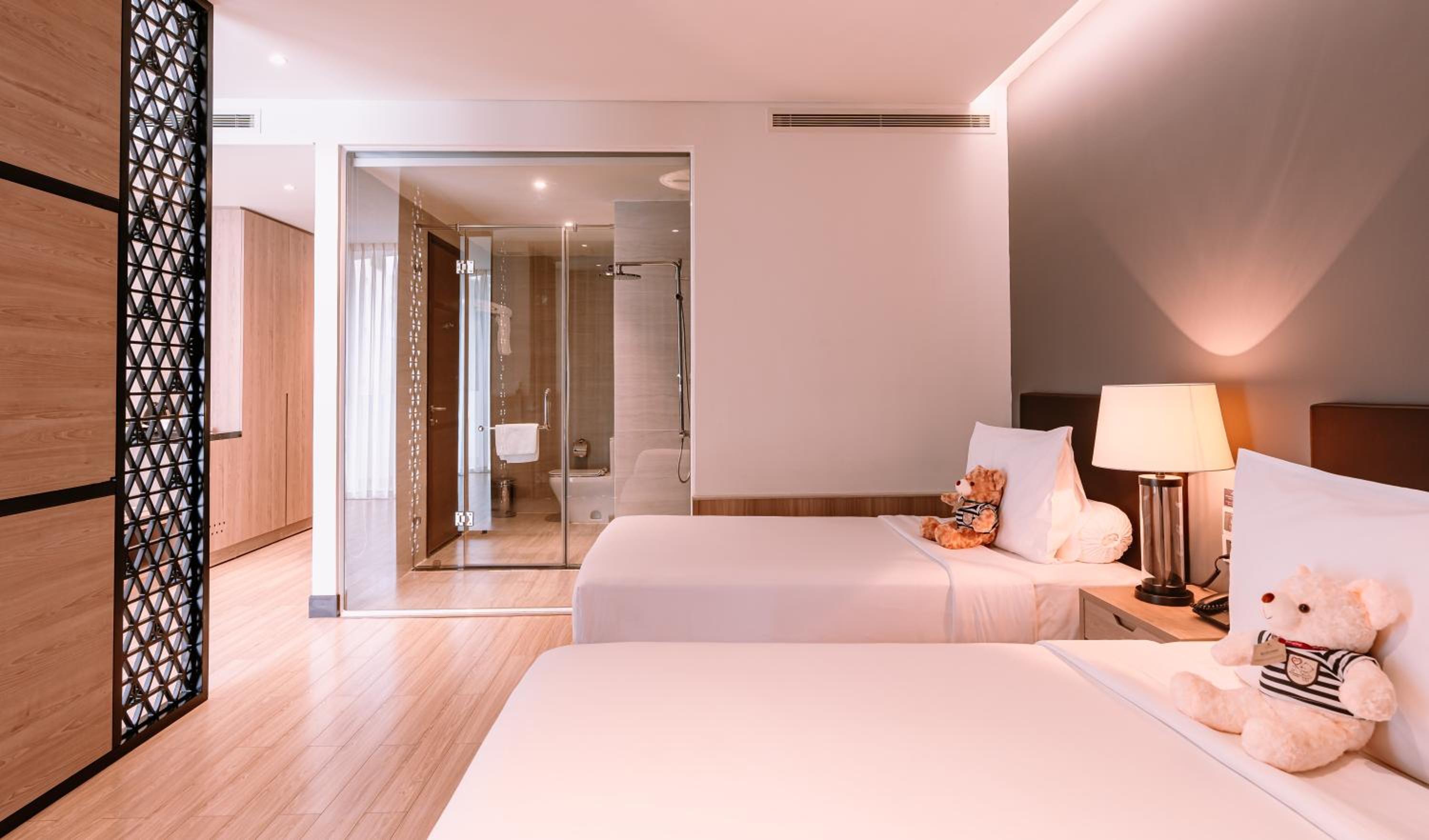Premium Deluxe Twin Room with Balcony with Free Herbal Foot Bath 15 mins photo 3