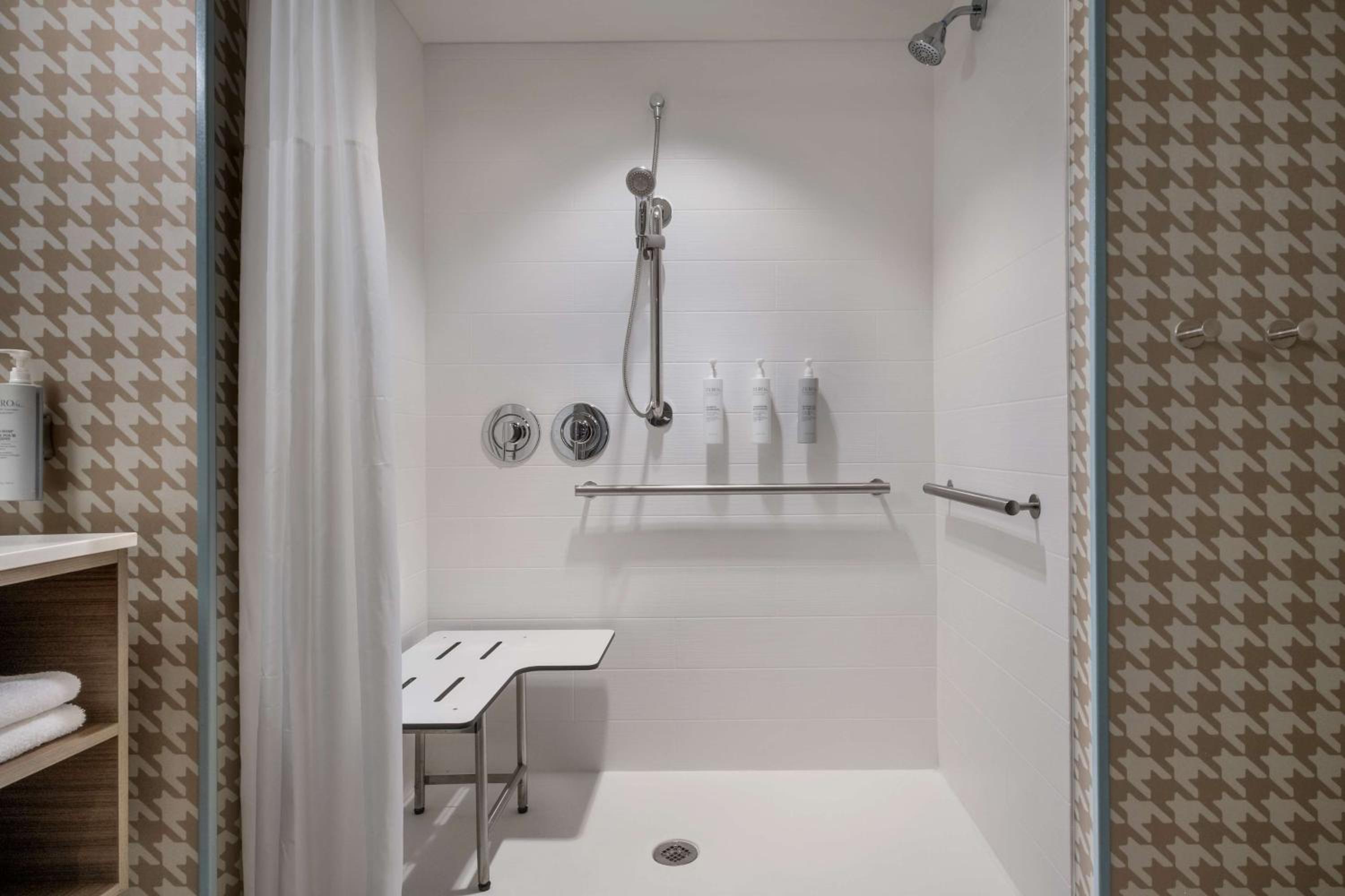 King Studio with Roll-In Shower - Mobility/Hearing Access - Photo 2