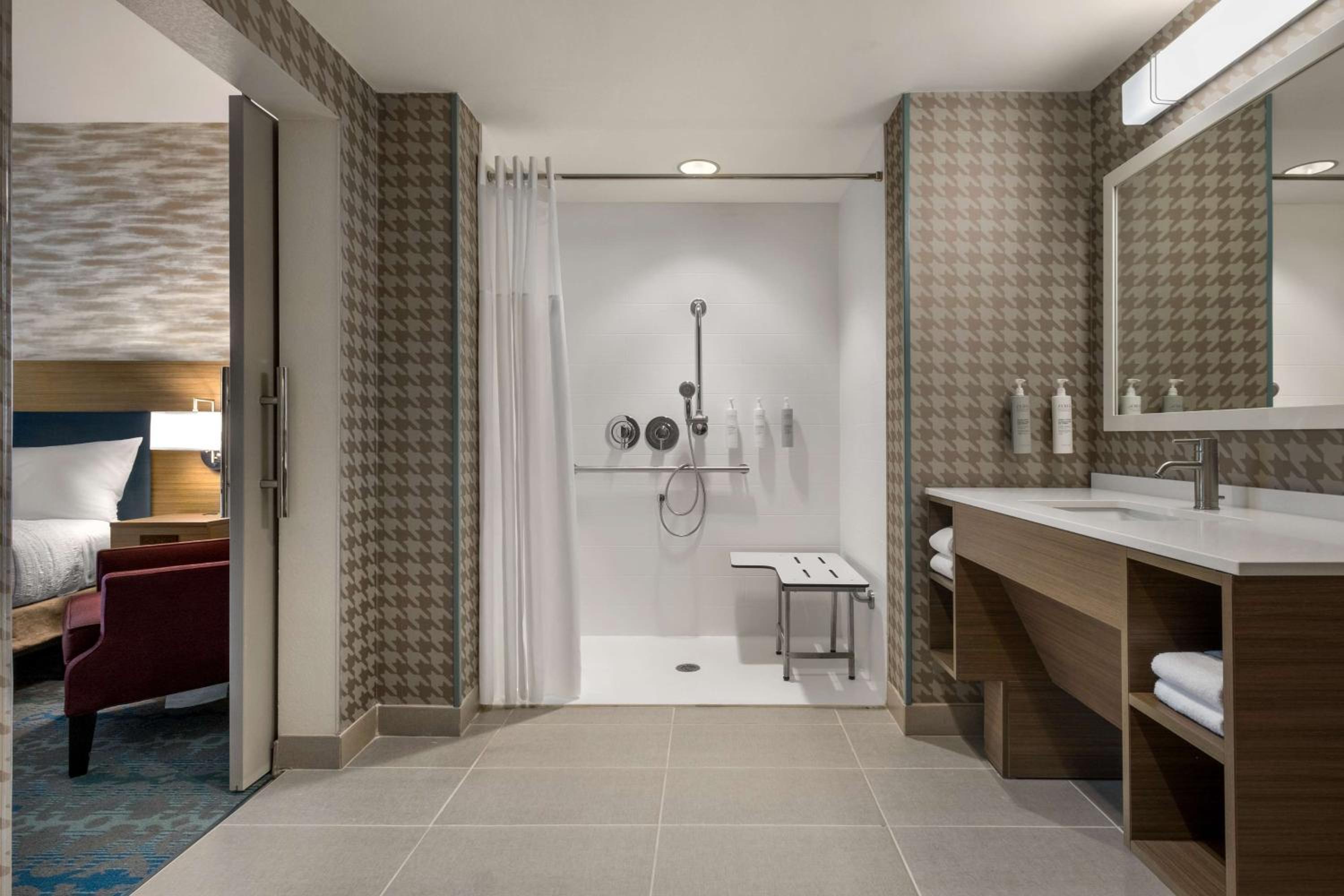 King Studio with Roll-In Shower - Mobility/Hearing Access - Photo 5