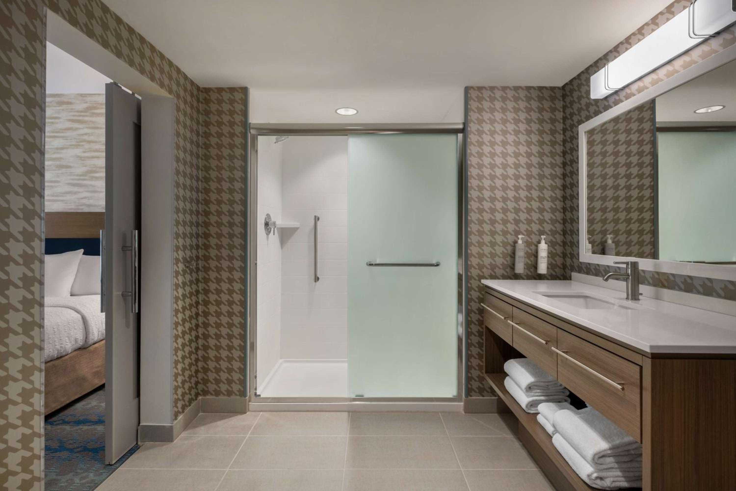 One-Bedroom King Suite - Photo 2