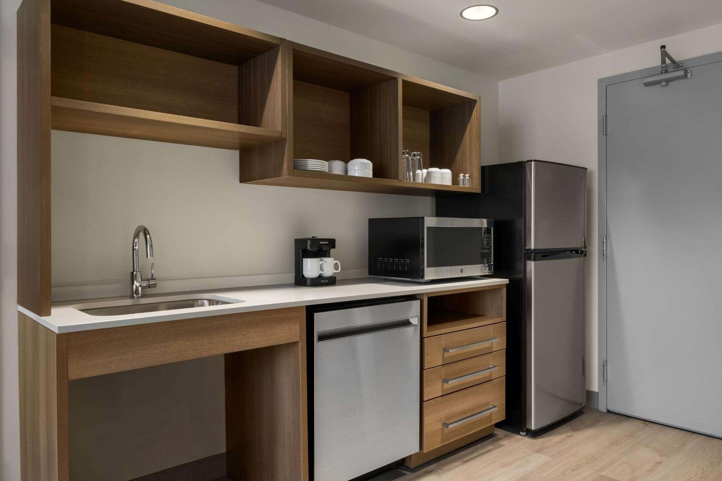 One-Bedroom King Suite - Hearing Accessible - Photo 3