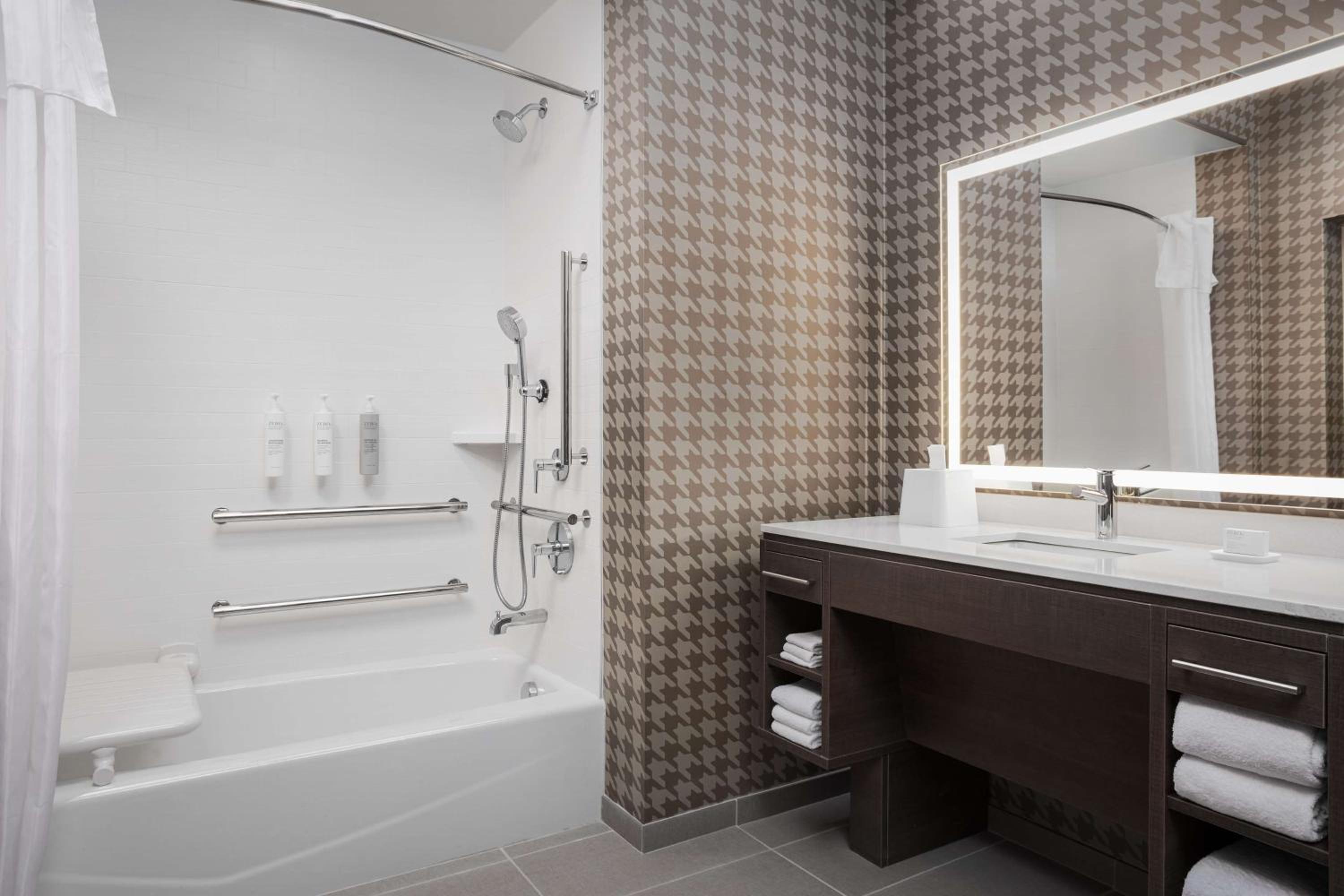 One-Bedroom King Suite with Bath Tub - Mobility Accessible - Photo 7