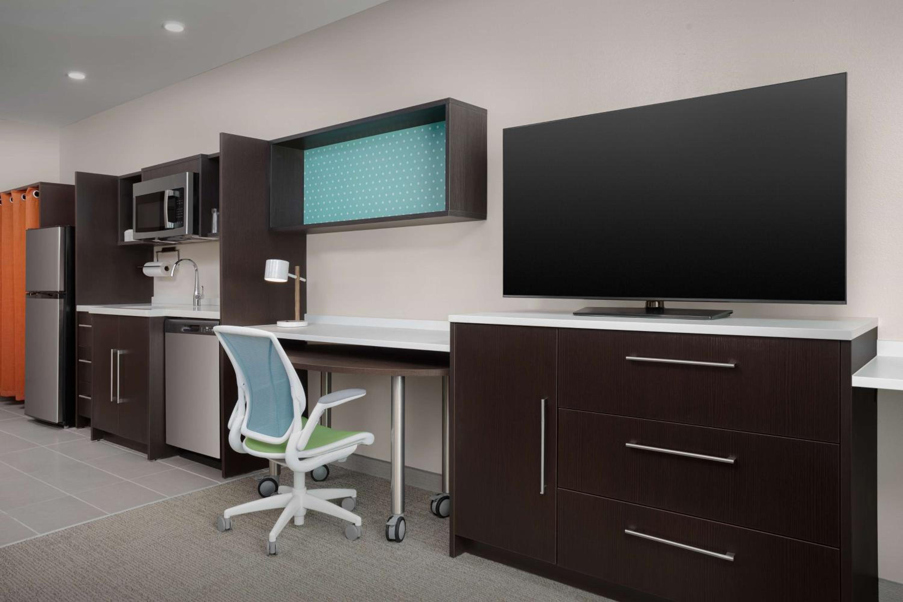 One-Bedroom King Suite - Photo 4
