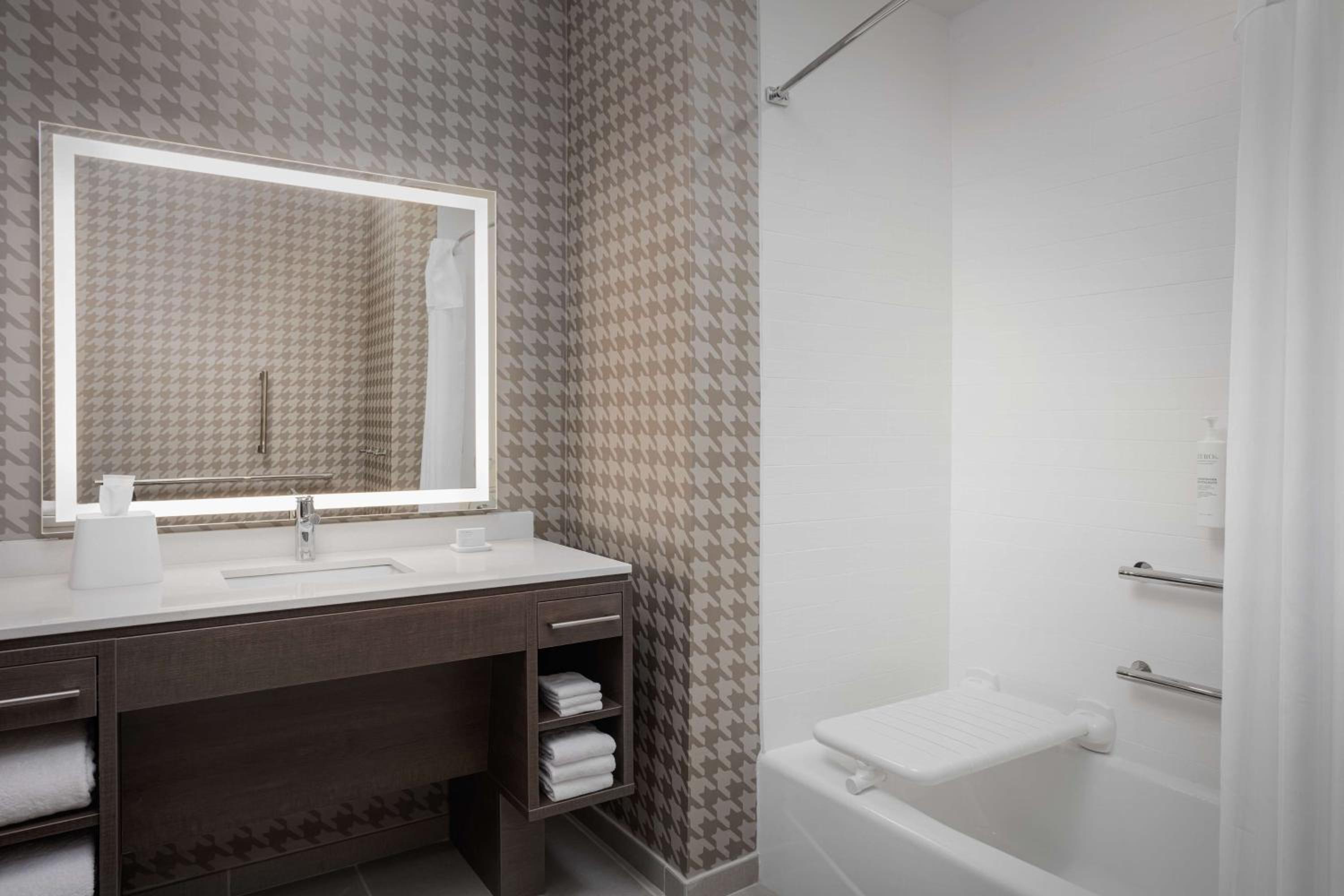 One-Bedroom King Suite with Bath Tub - Mobility Accessible - Photo 6