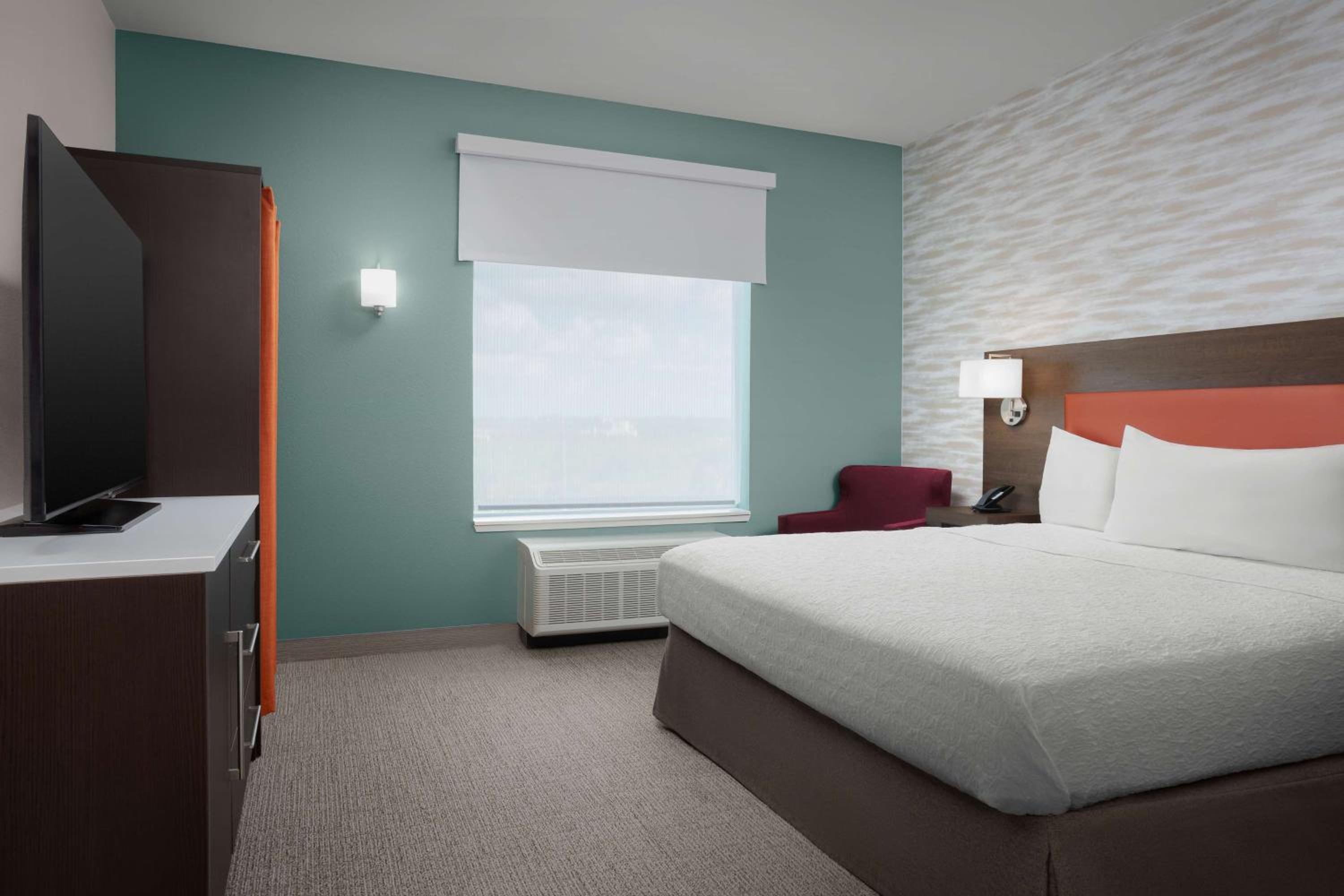 One-Bedroom King Suite with Bath Tub - Mobility Accessible - Photo 3