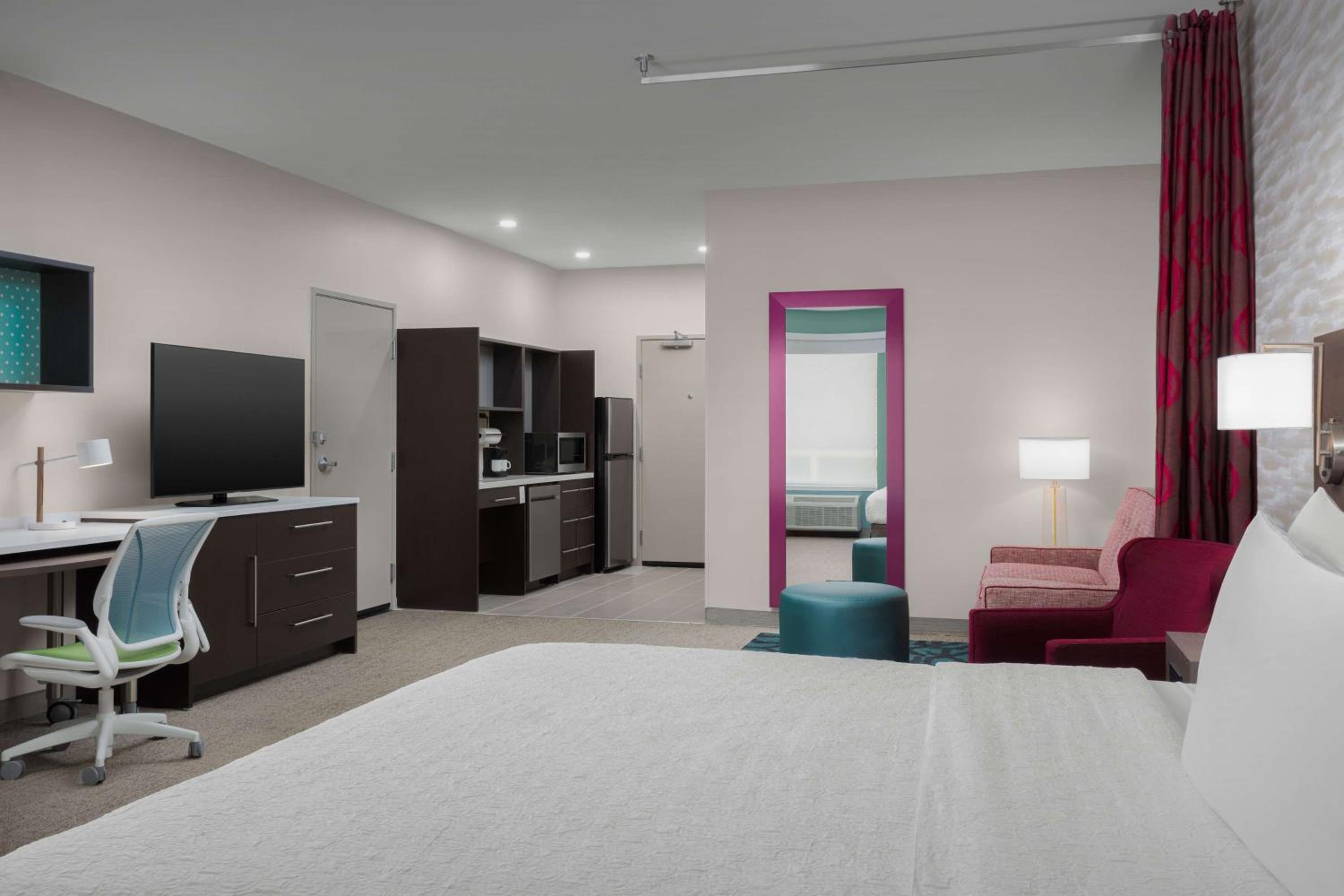 One-Bedroom King Suite with Bath Tub - Mobility Accessible - Photo 4