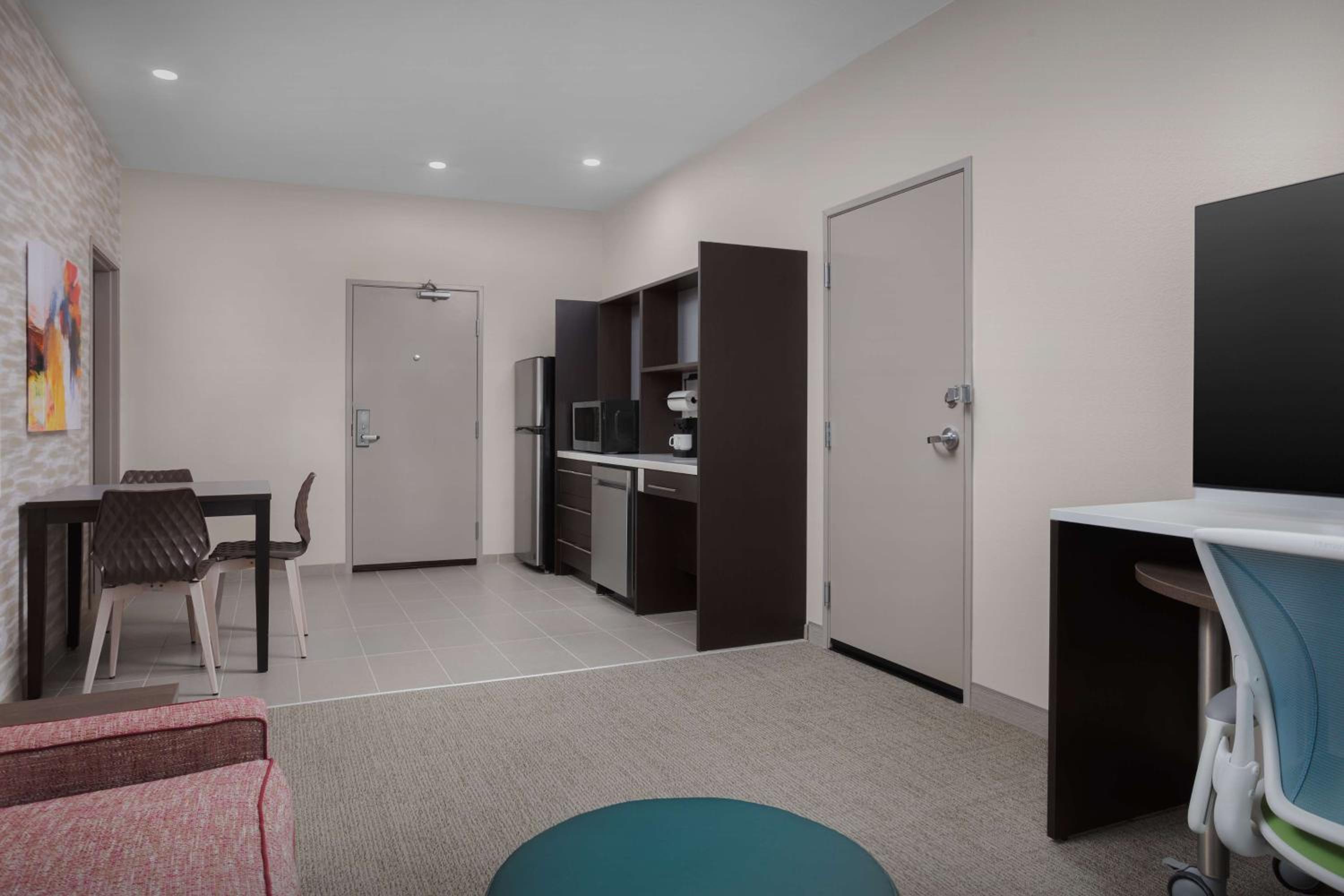 One-Bedroom King Suite with Bath Tub - Mobility Accessible - Photo 5