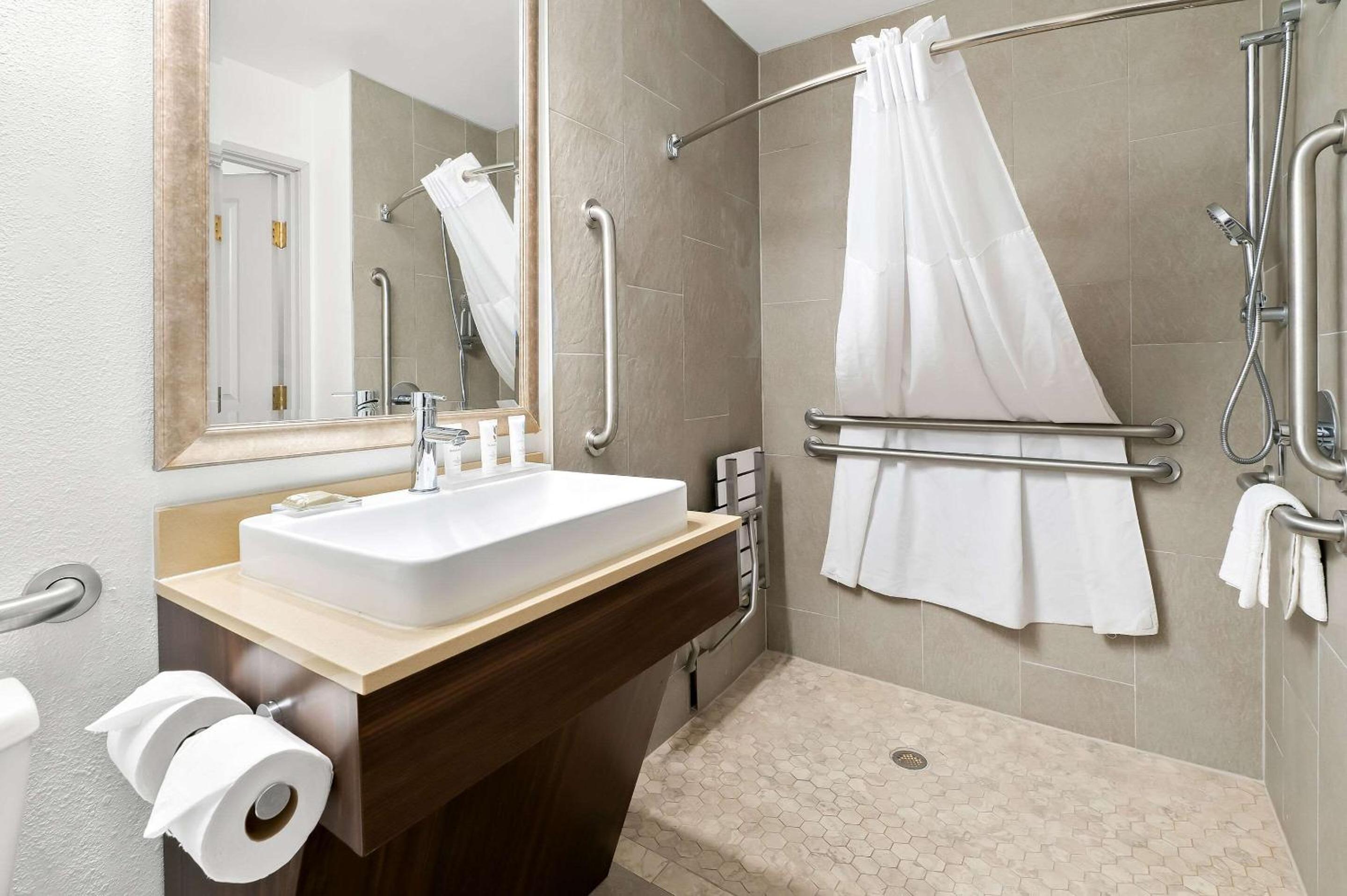 Triple Room with Roll-In Shower - Disability Access/Non Smoking - Photo 4