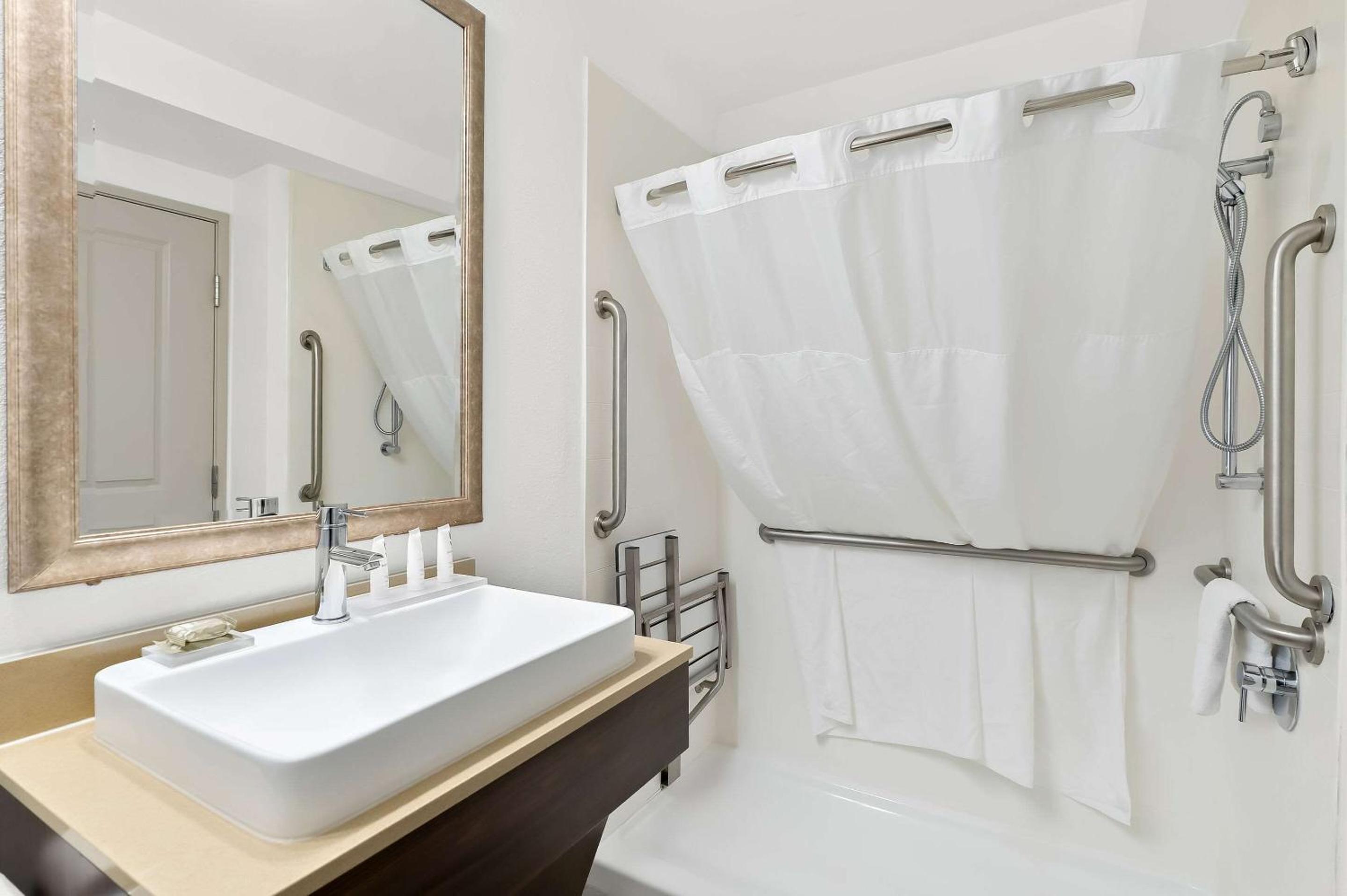 Quadruple Room with Two King Beds - Disability Access/Non Smoking - Photo 4