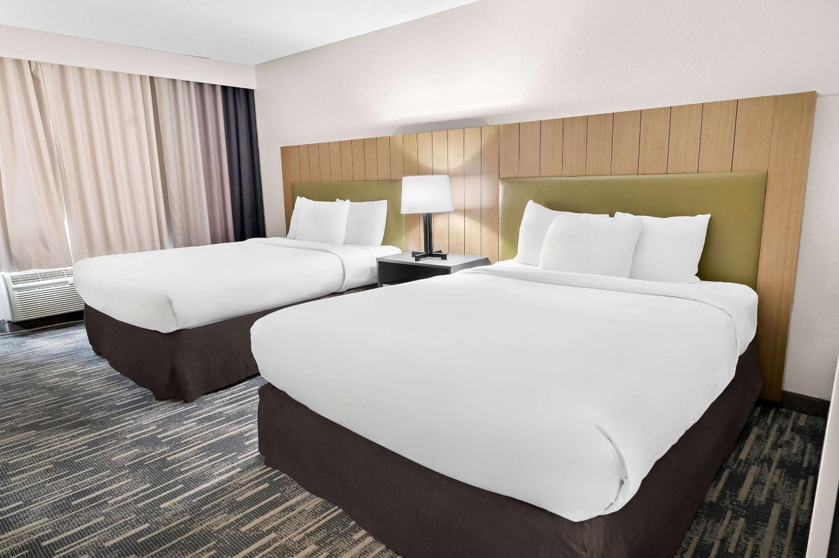 Queen Room with Two Queen Beds - Non-Smoking - Photo 1