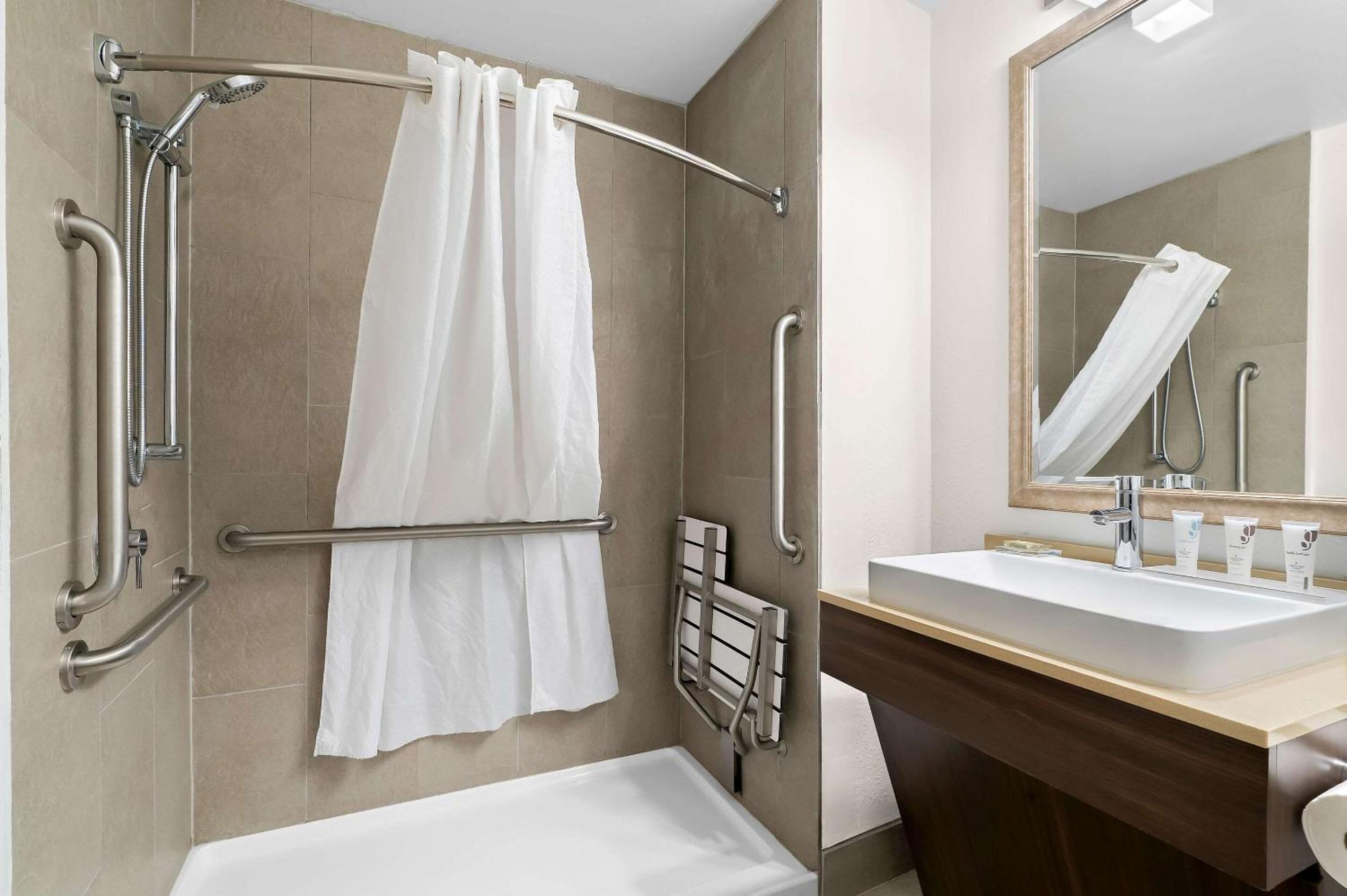 One-Bedroom King Suite - Disability Access/Non-Smoking - Photo 3