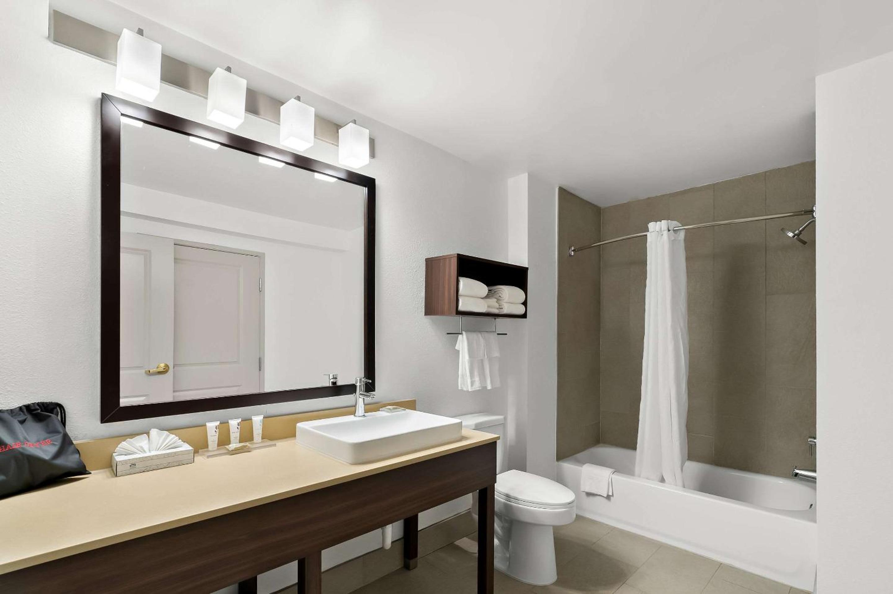 King Suite with Two King Beds and Sofa Bed - Non Smoking - Photo 3