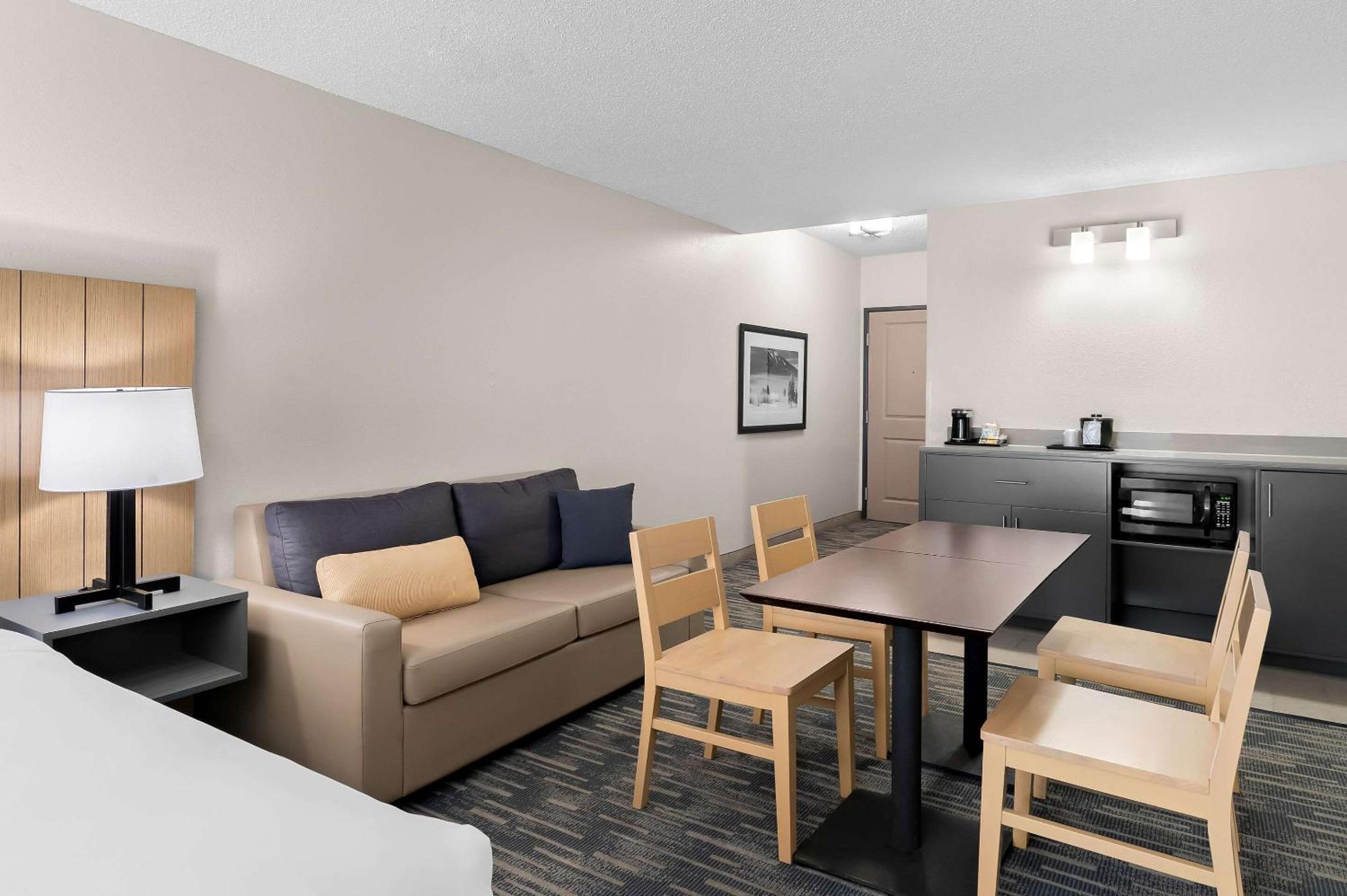 King Suite with Two King Beds and Sofa Bed - Non Smoking - Photo 4