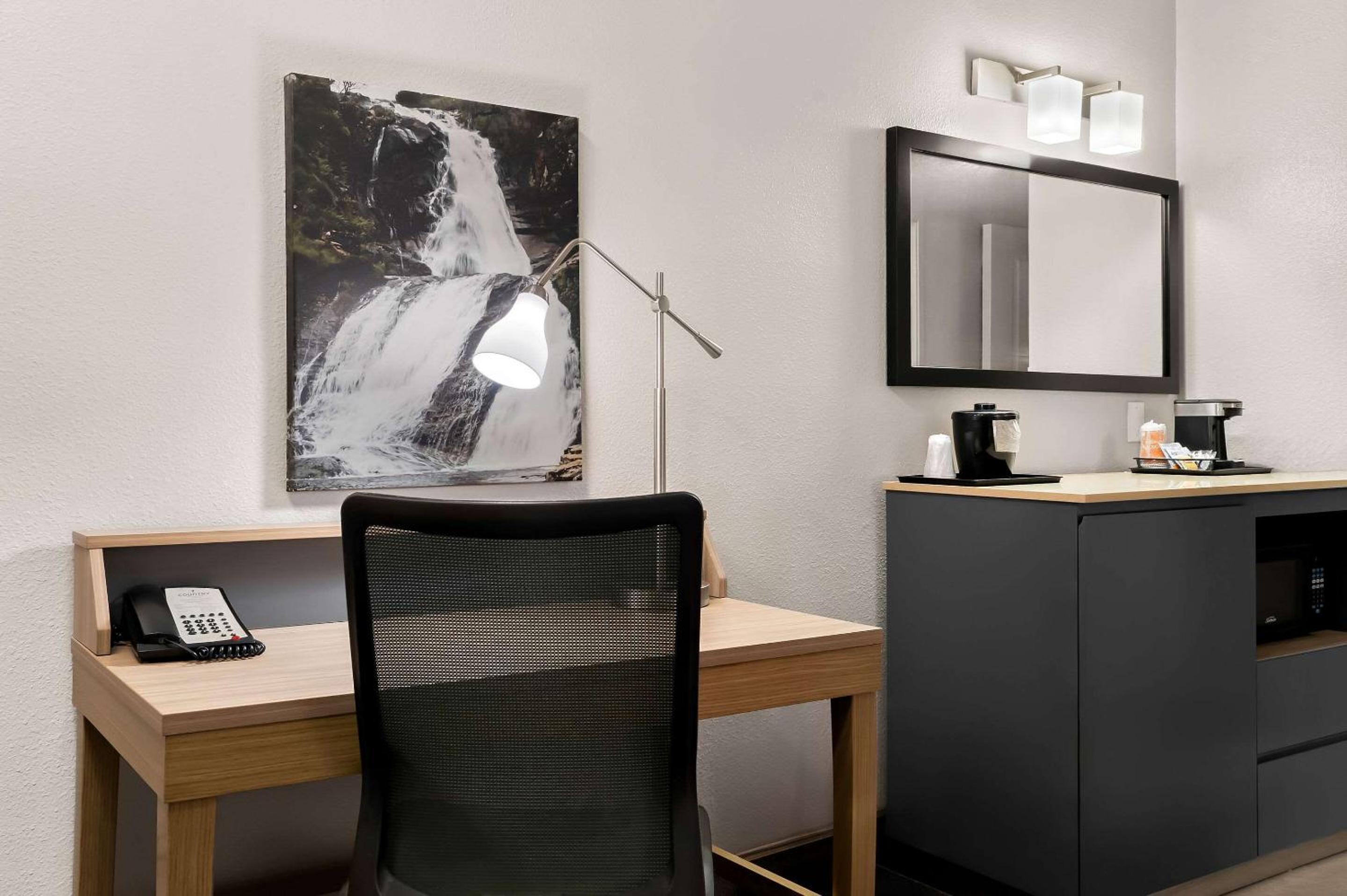 One-Bedroom King Suite - Non-Smoking - Photo 6