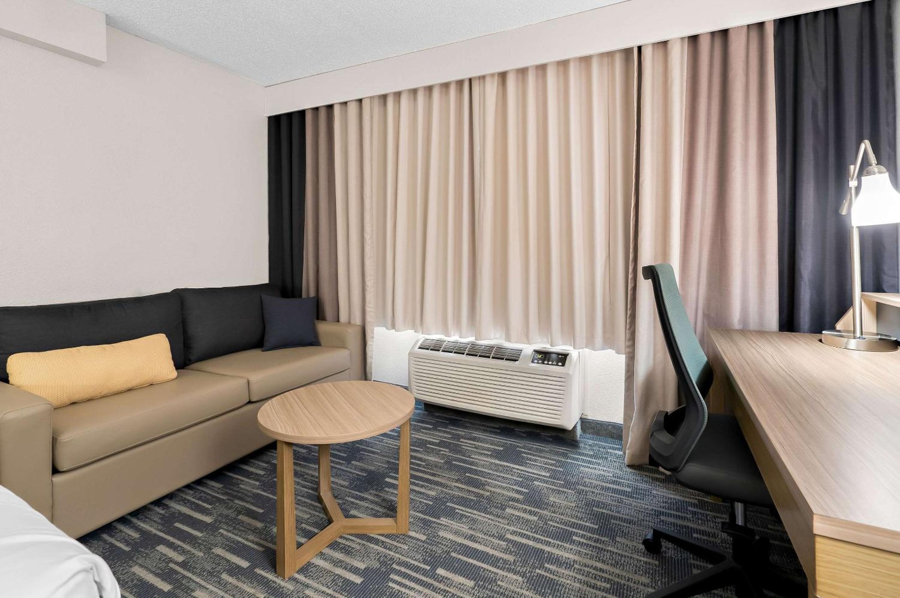 Quadruple Room with Two King Beds - Disability Access/Non Smoking - Photo 3