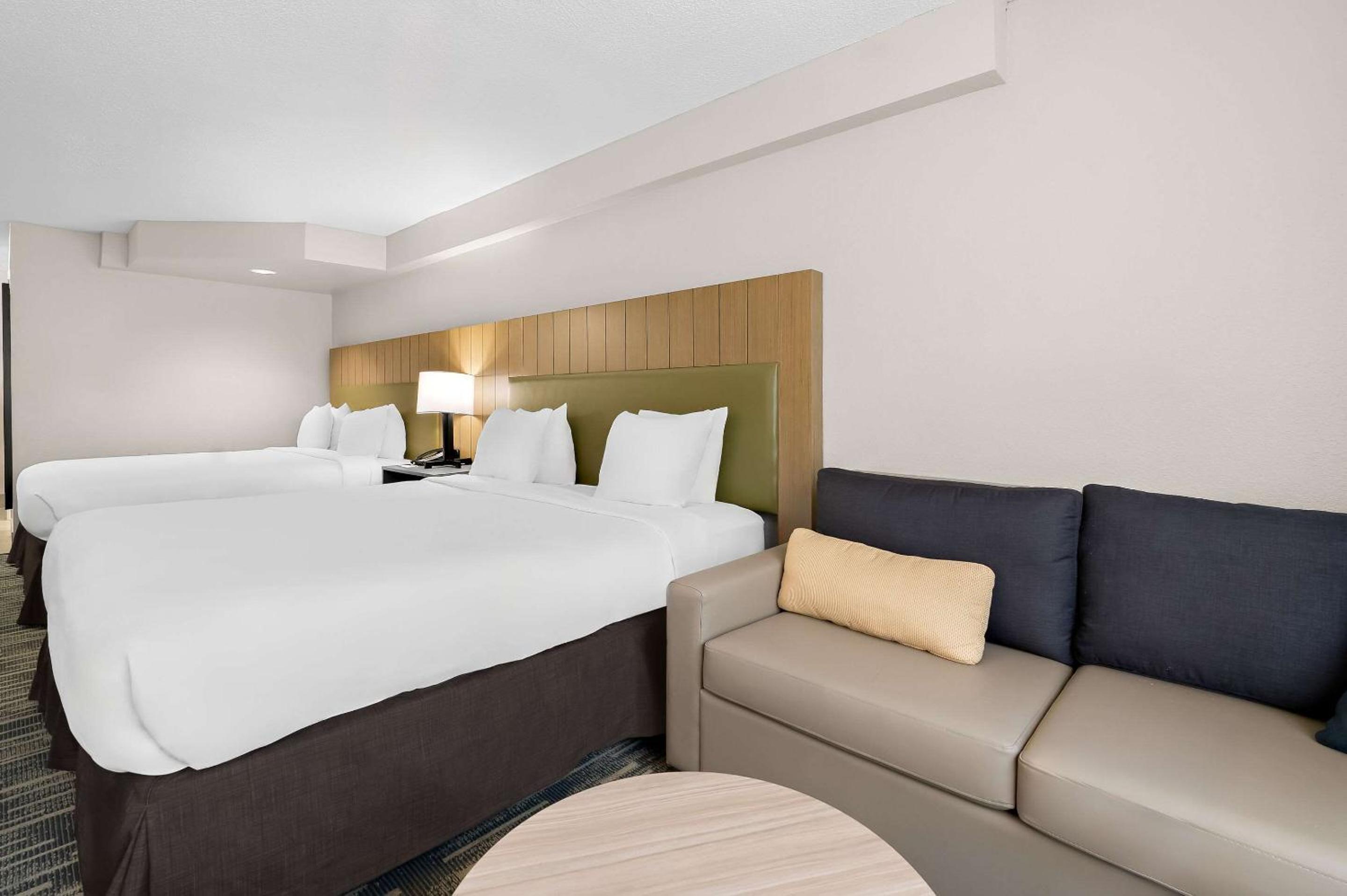 Quadruple Room with Two King Beds - Disability Access/Non Smoking - Photo 2