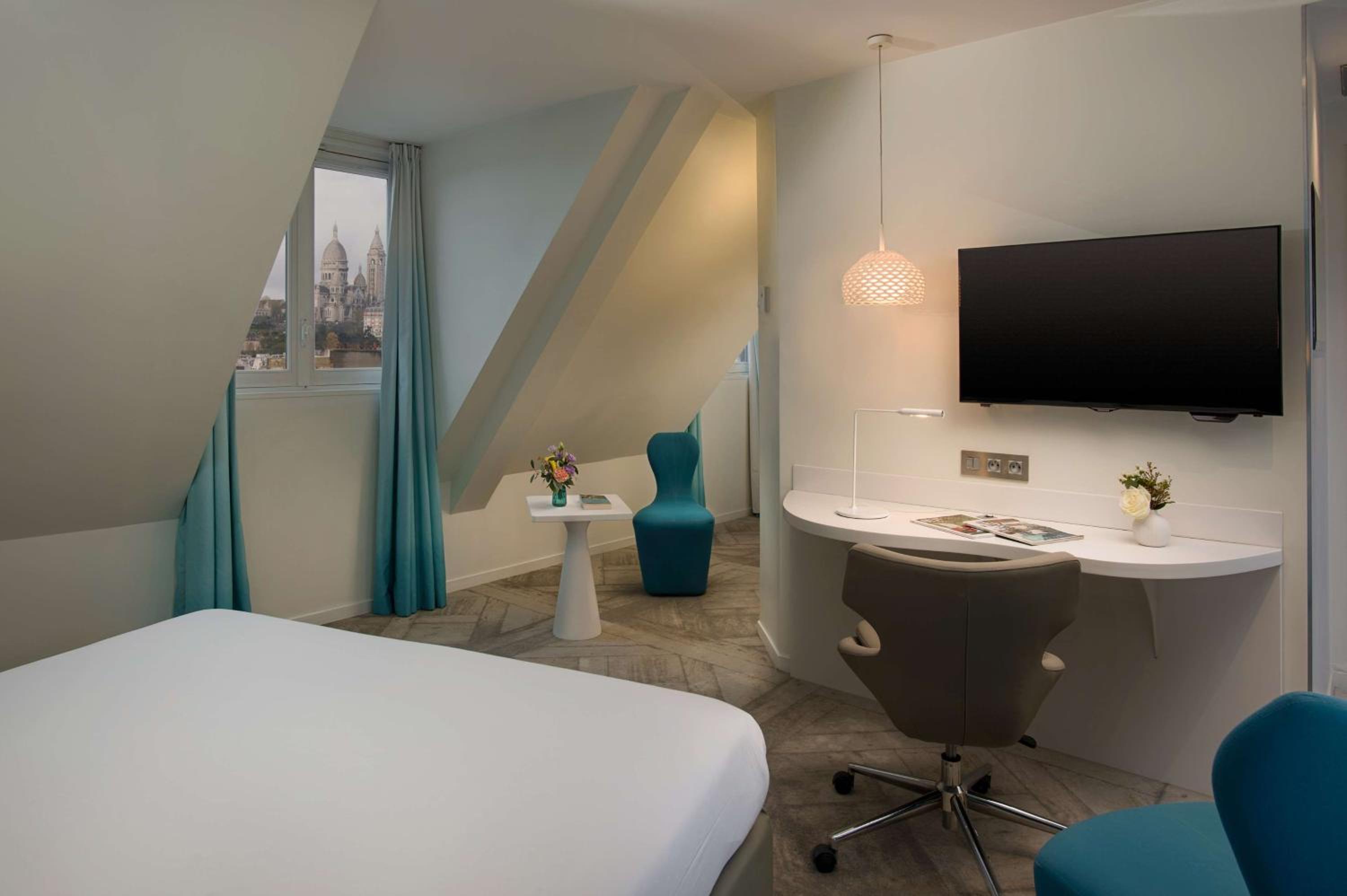 Superior Double Room with View thumbnail 5