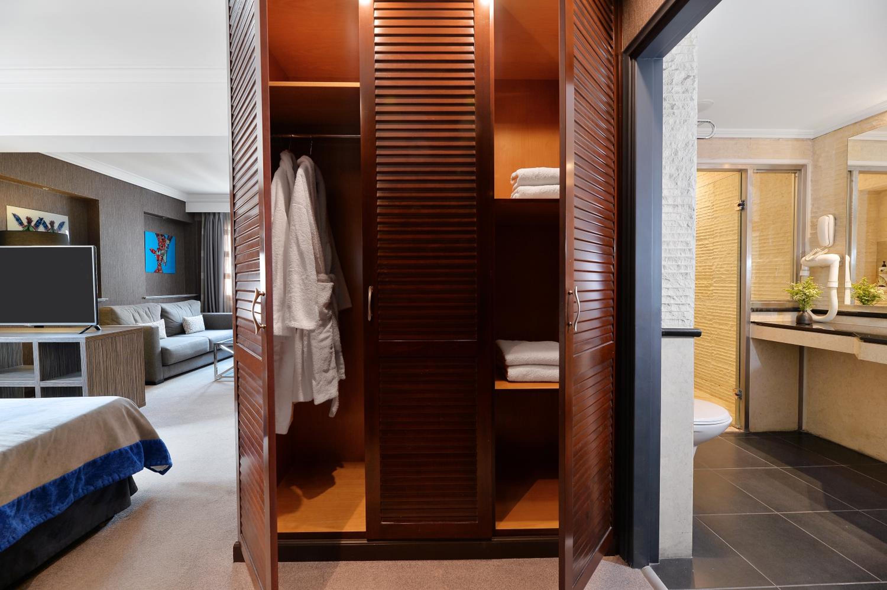 Executive Suite thumbnail 5