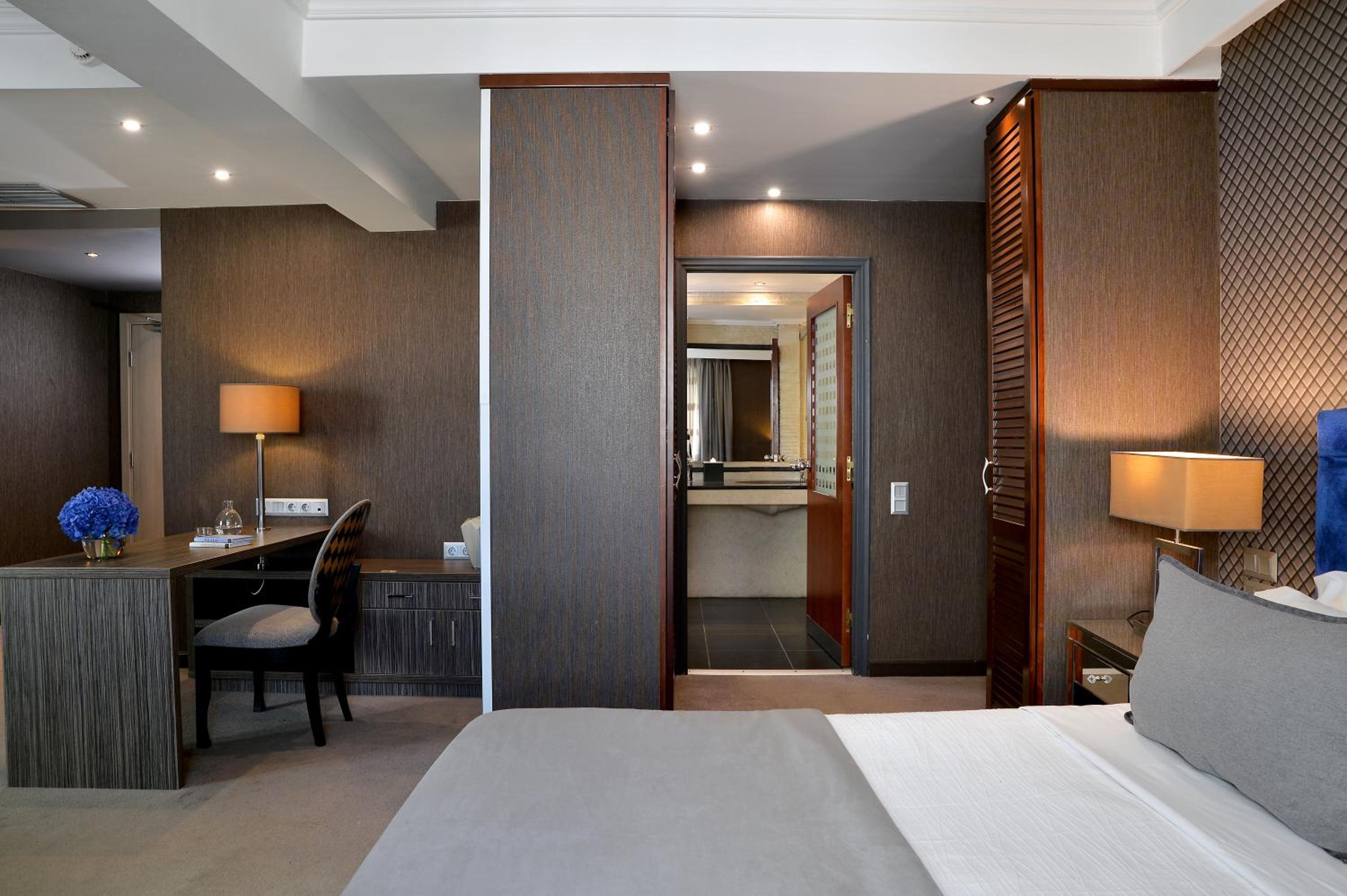 Executive Suite thumbnail 6