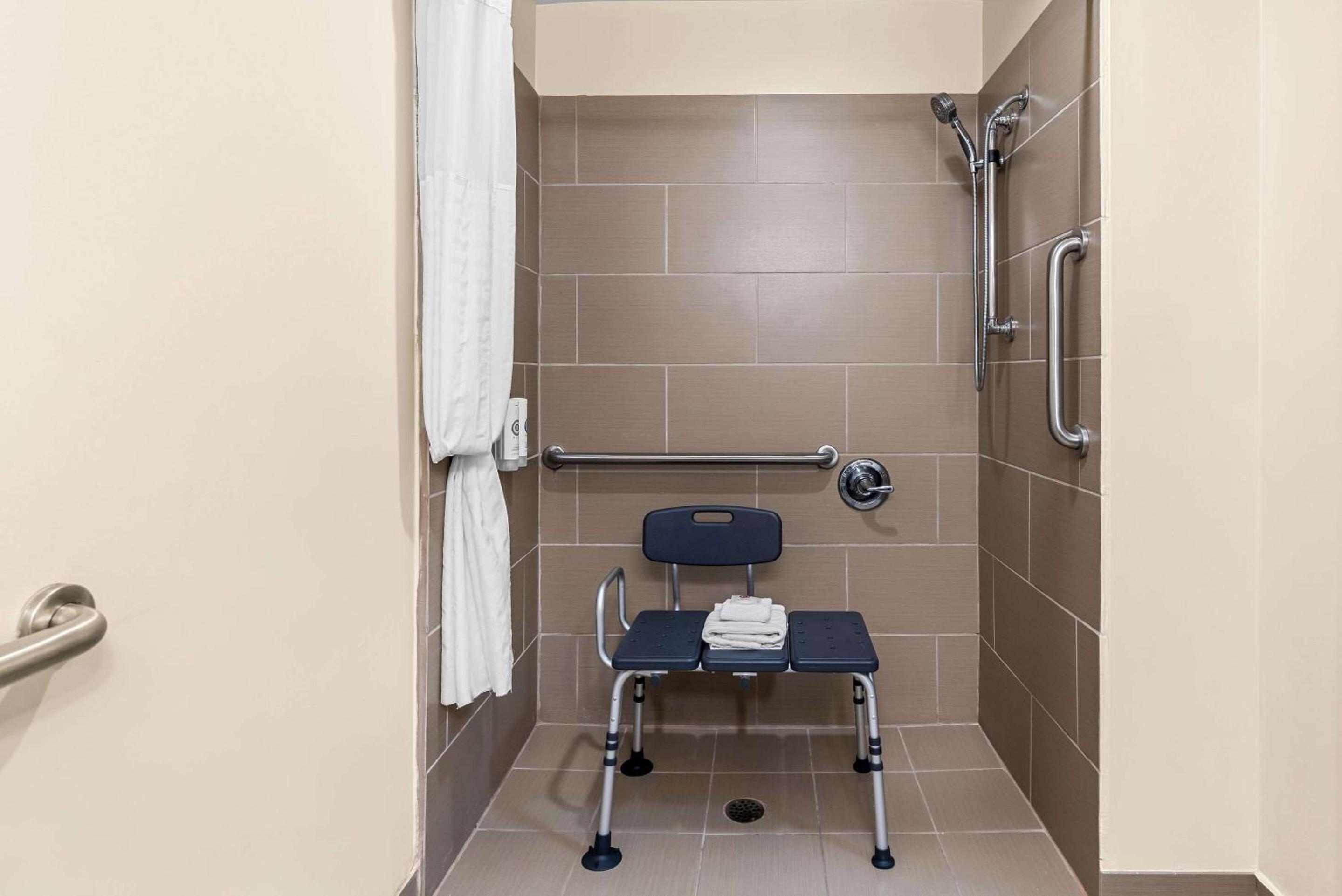 King Suite - Disability Access/Non-Smoking - Photo 6