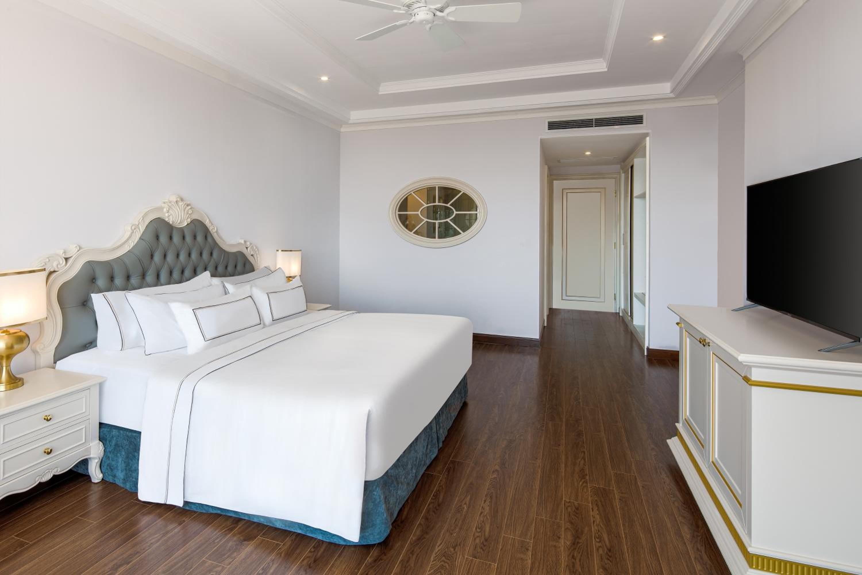 Two-Bedroom Deluxe Room with City View photo 2
