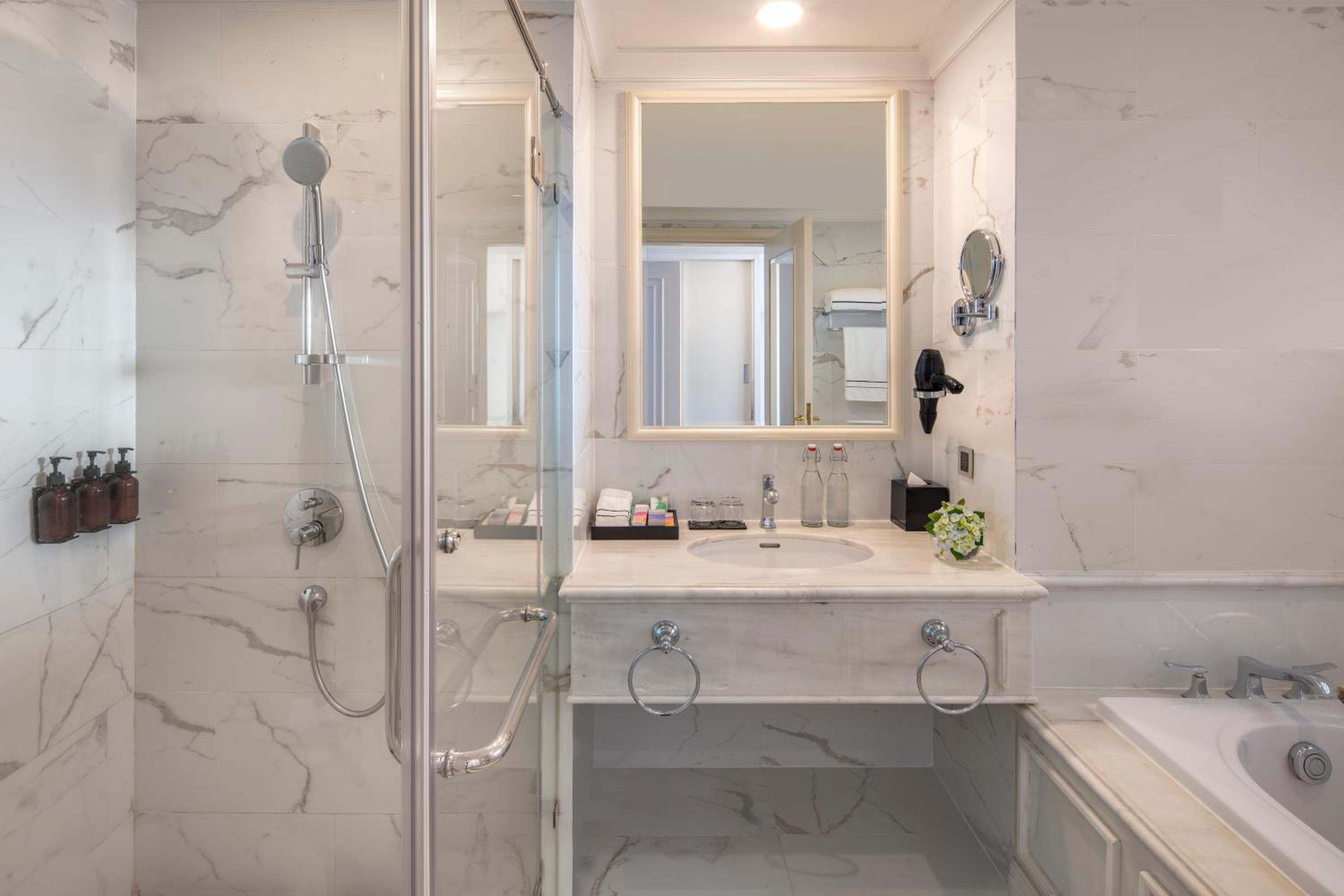 Two-Bedroom Deluxe Room with City View photo 3
