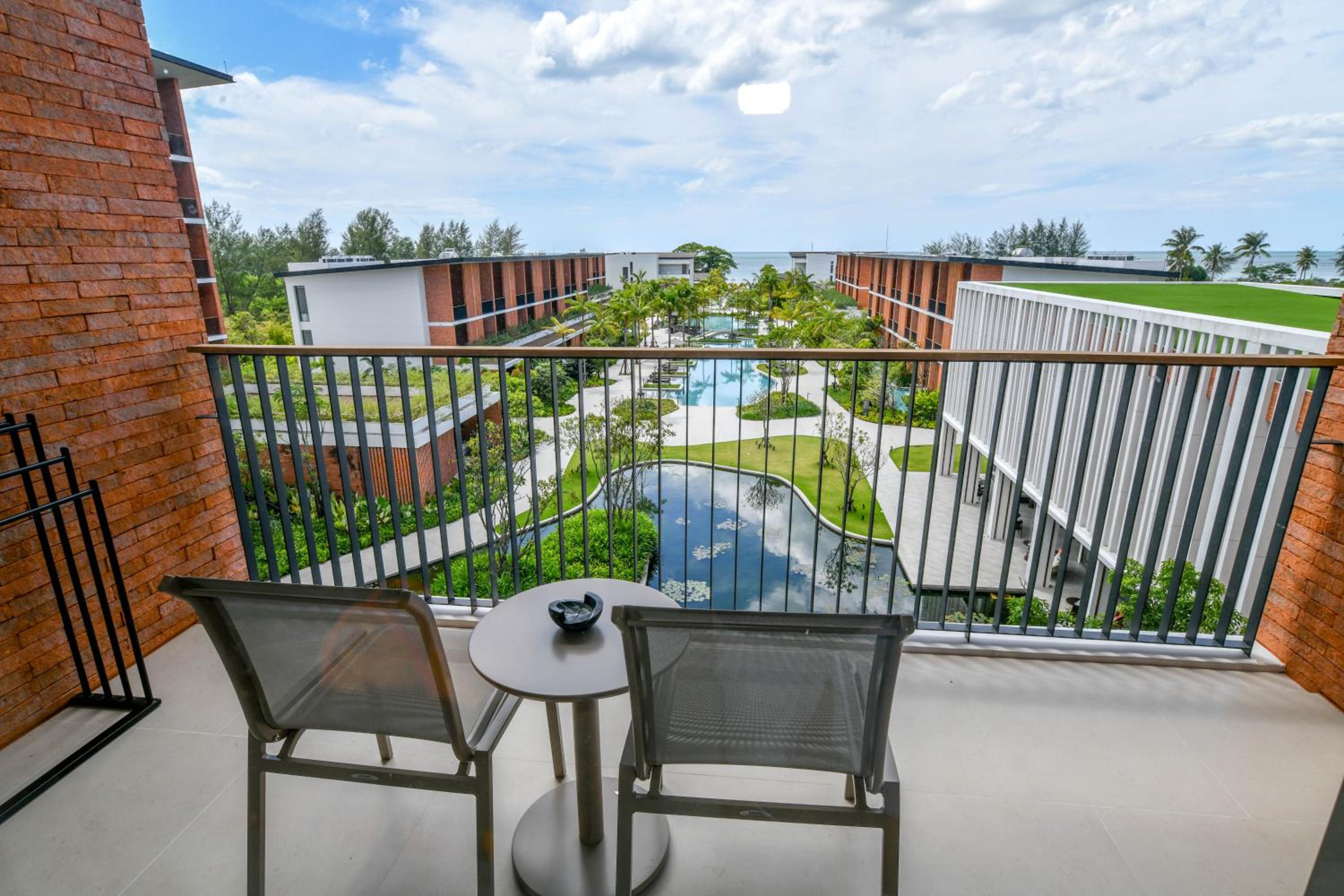 Deluxe King Room with Sea View - Photo 6