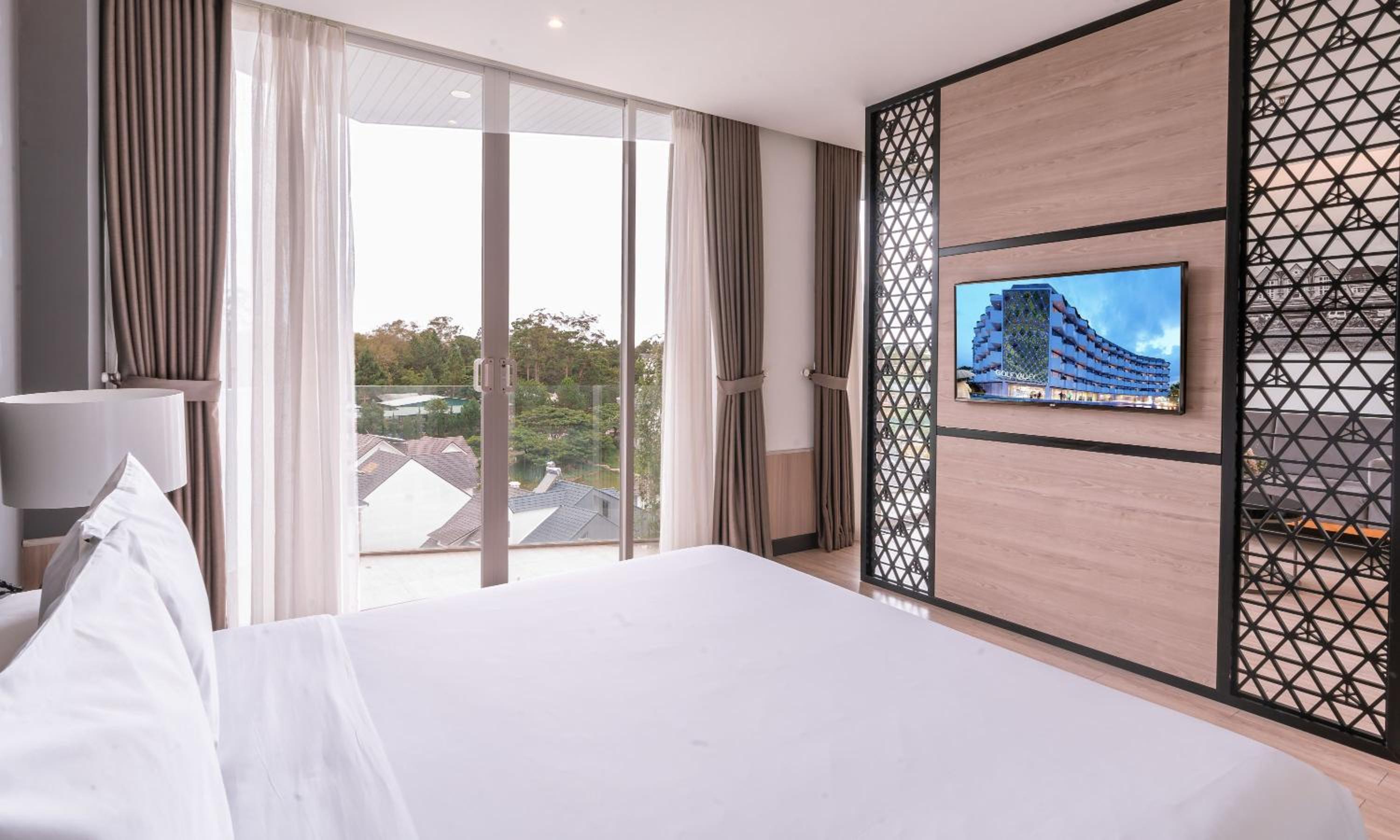 Premier Deluxe Double Room with Balcony with Free Herbal Foot Bath 15 mins photo 2