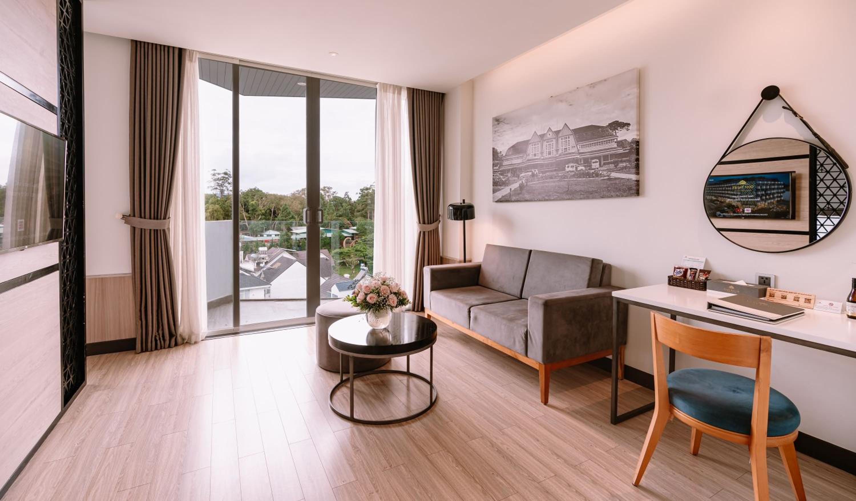 Premier Deluxe Double Room with Balcony with Free Herbal Foot Bath 15 mins photo 3