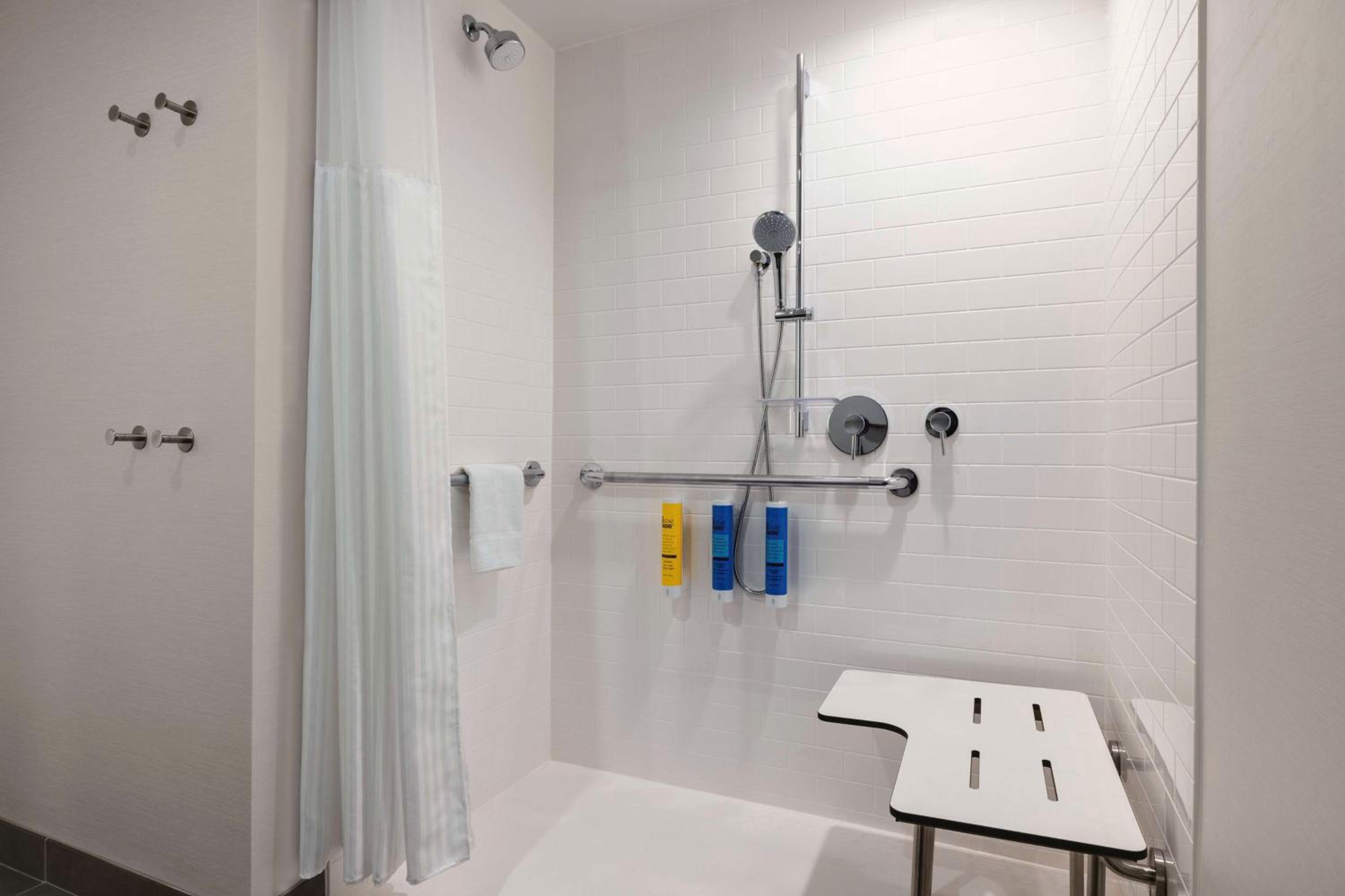 King Room with Roll-In Shower - Mobility Access - Photo 2