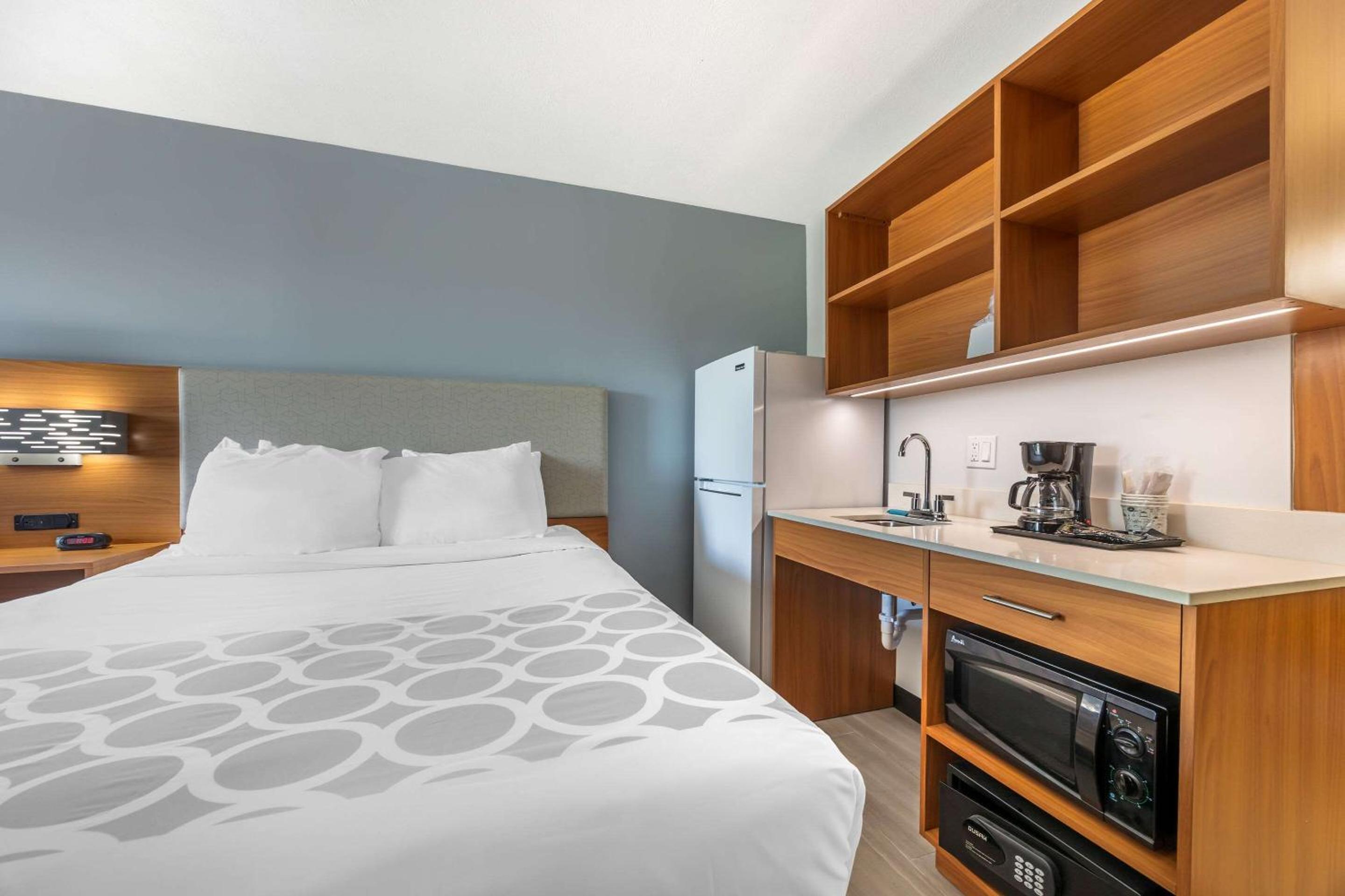 Efficiency Queen Room with Two Queen Beds - Non-Smoking - Photo 1