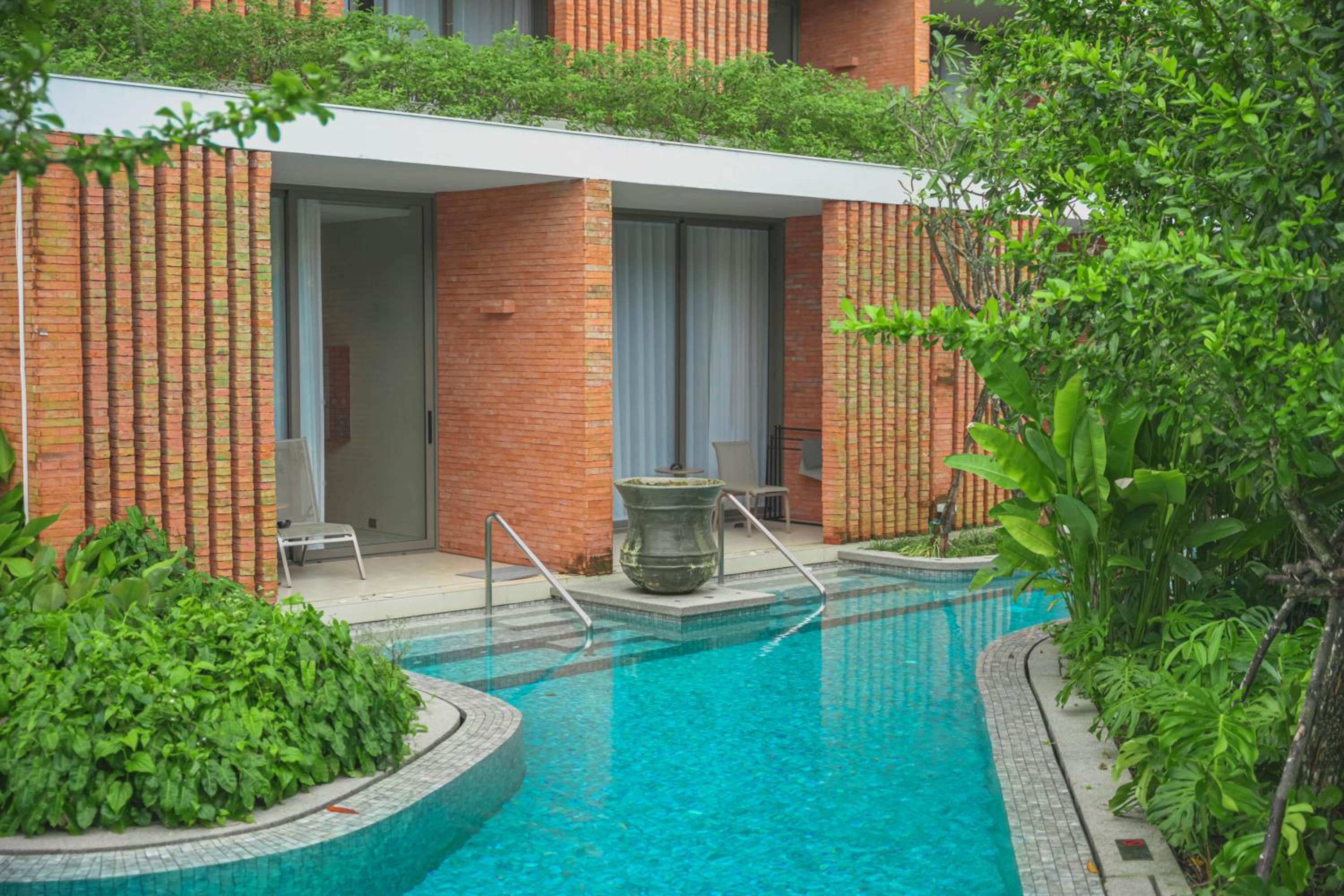 Deluxe King Room - Pool Access - Photo 6