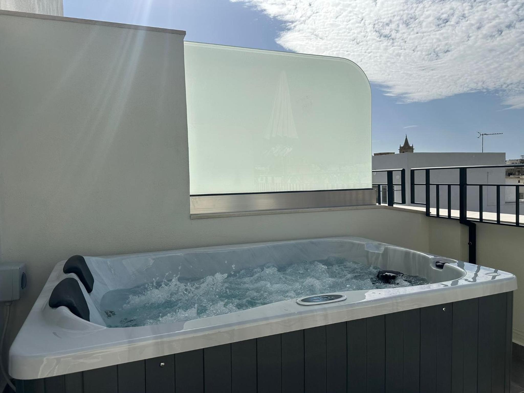 Penthouse Suite Outdoor Jacuzzi - Photo 5