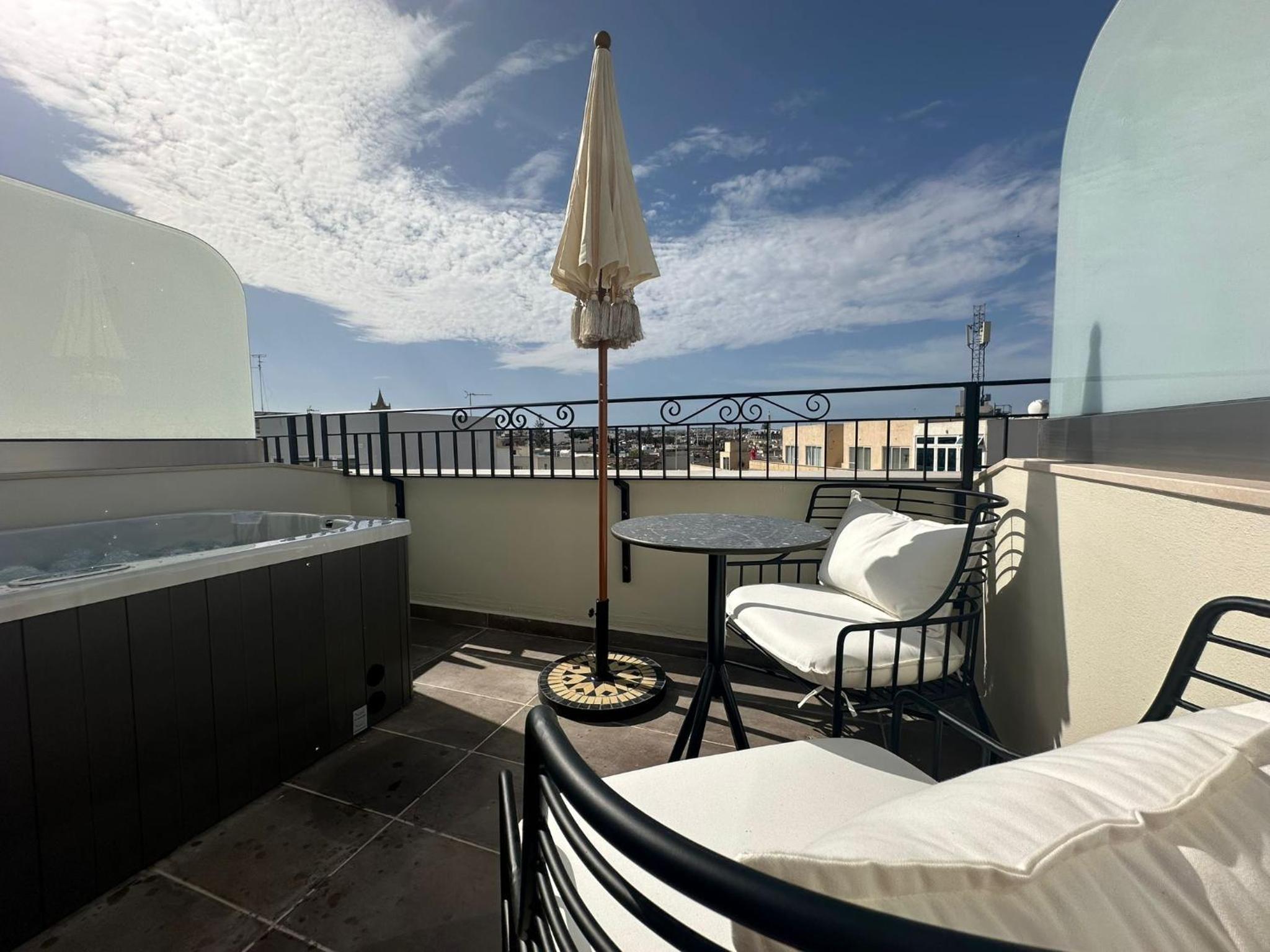 Penthouse Suite Outdoor Jacuzzi - Photo 6