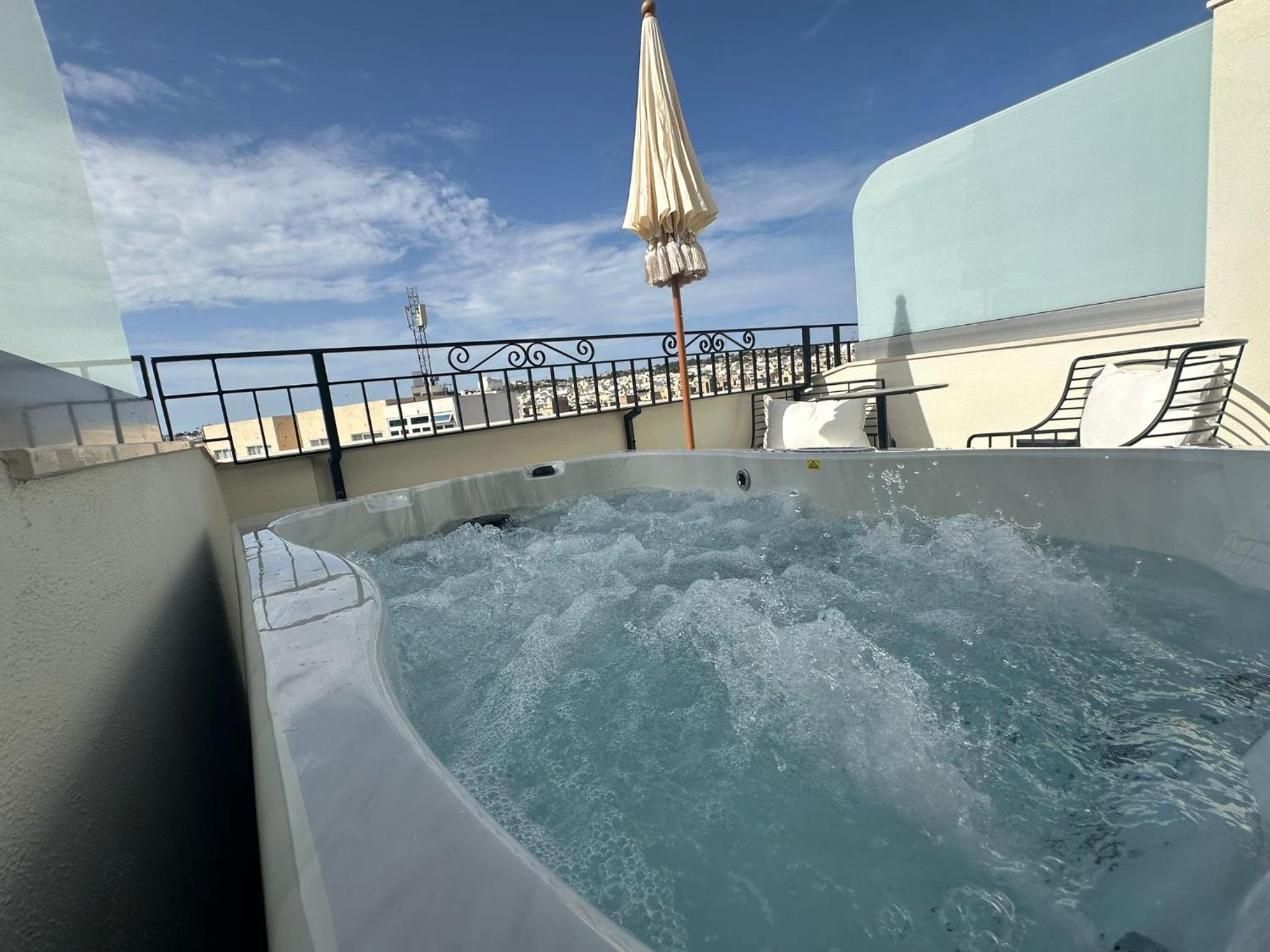Penthouse Suite Outdoor Jacuzzi - Photo 3