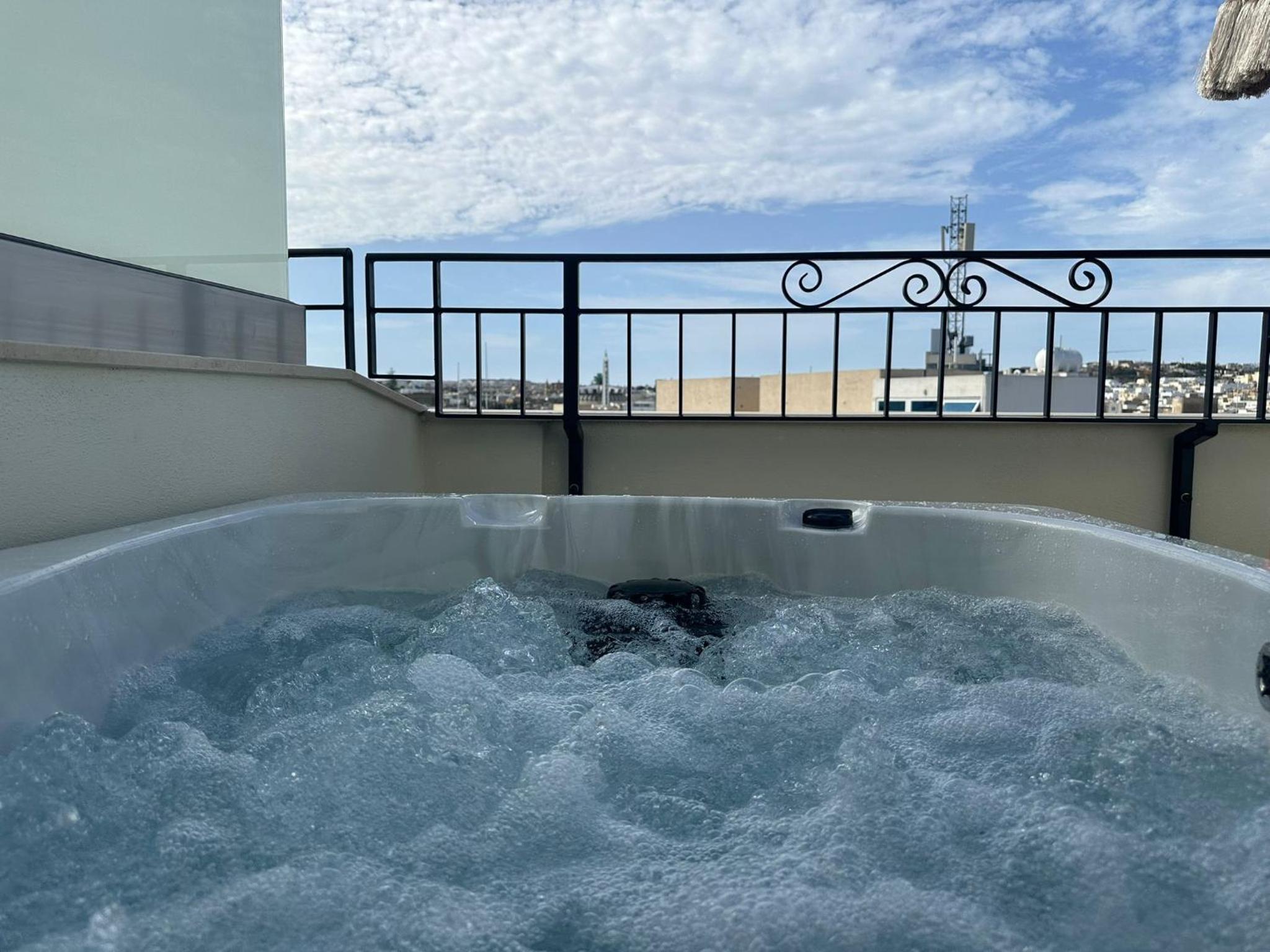 Penthouse Suite Outdoor Jacuzzi - Photo 2